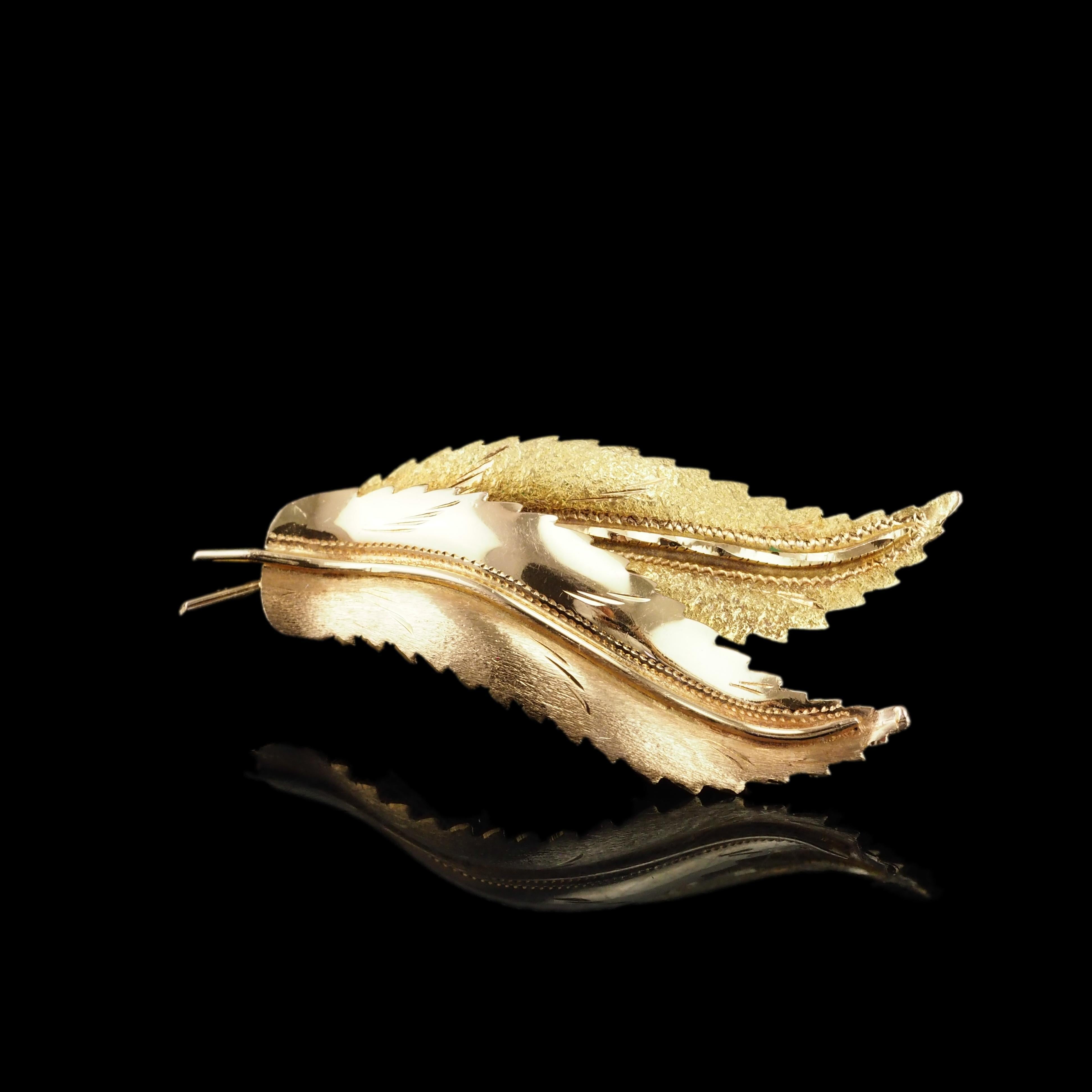 Federbrosche aus 18 Karat Gold mit strukturiertem Design und Federn im Vintage-Stil im Angebot 3