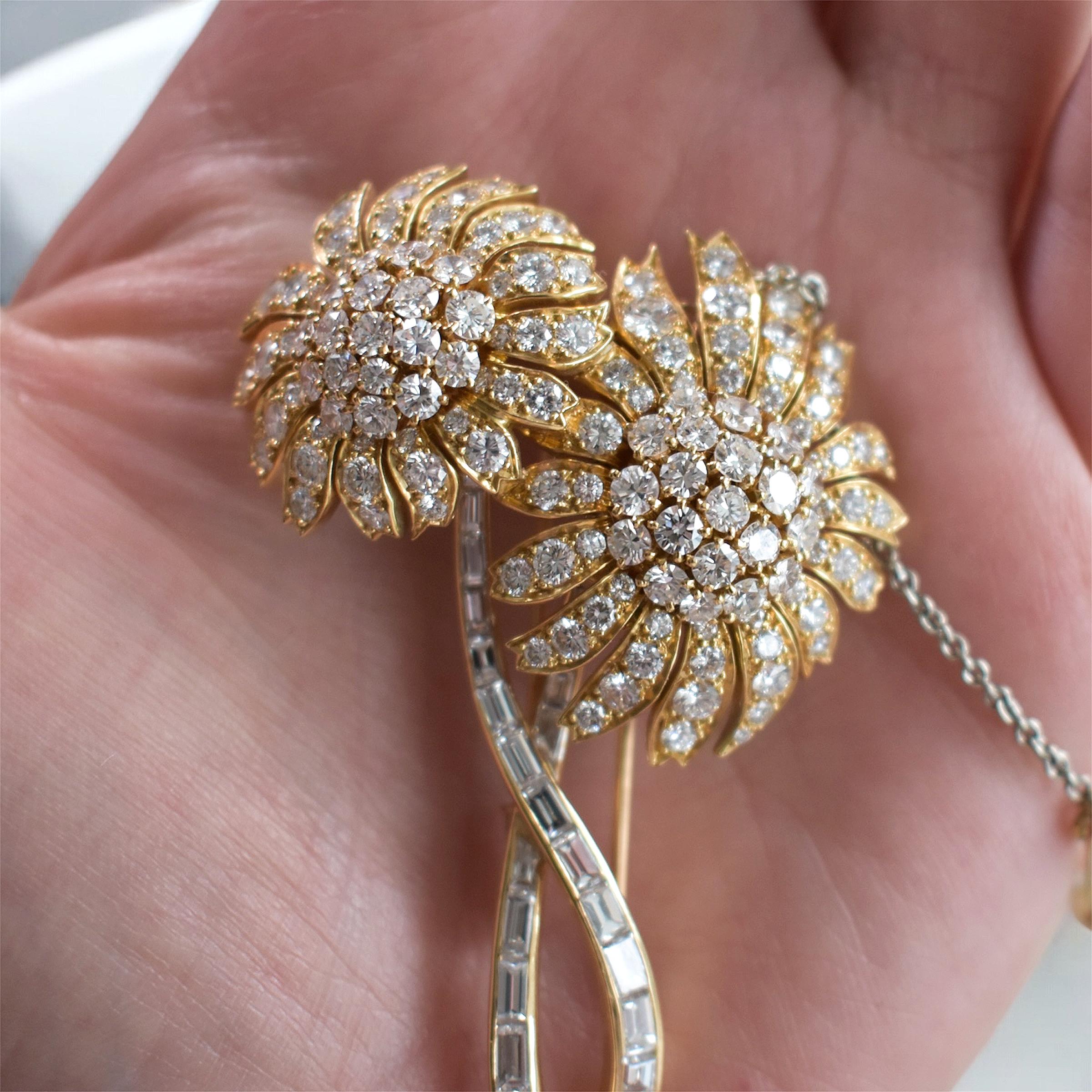 Contemporary Vintage 18k Gold Floral Brooch with Diamonds VVS/E – French Fine Jewelry 1950 For Sale