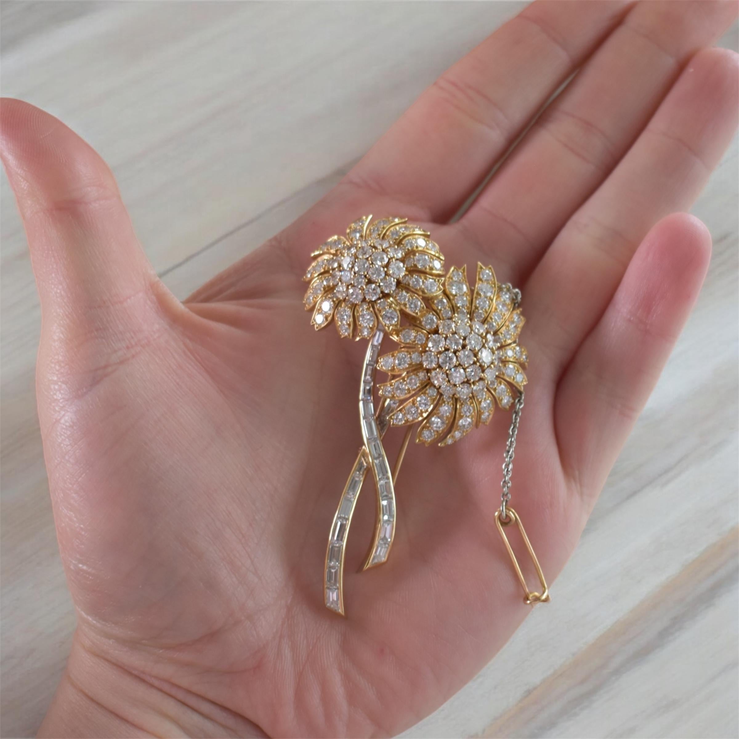 Round Cut Vintage 18k Gold Floral Brooch with Diamonds VVS/E – French Fine Jewelry 1950 For Sale