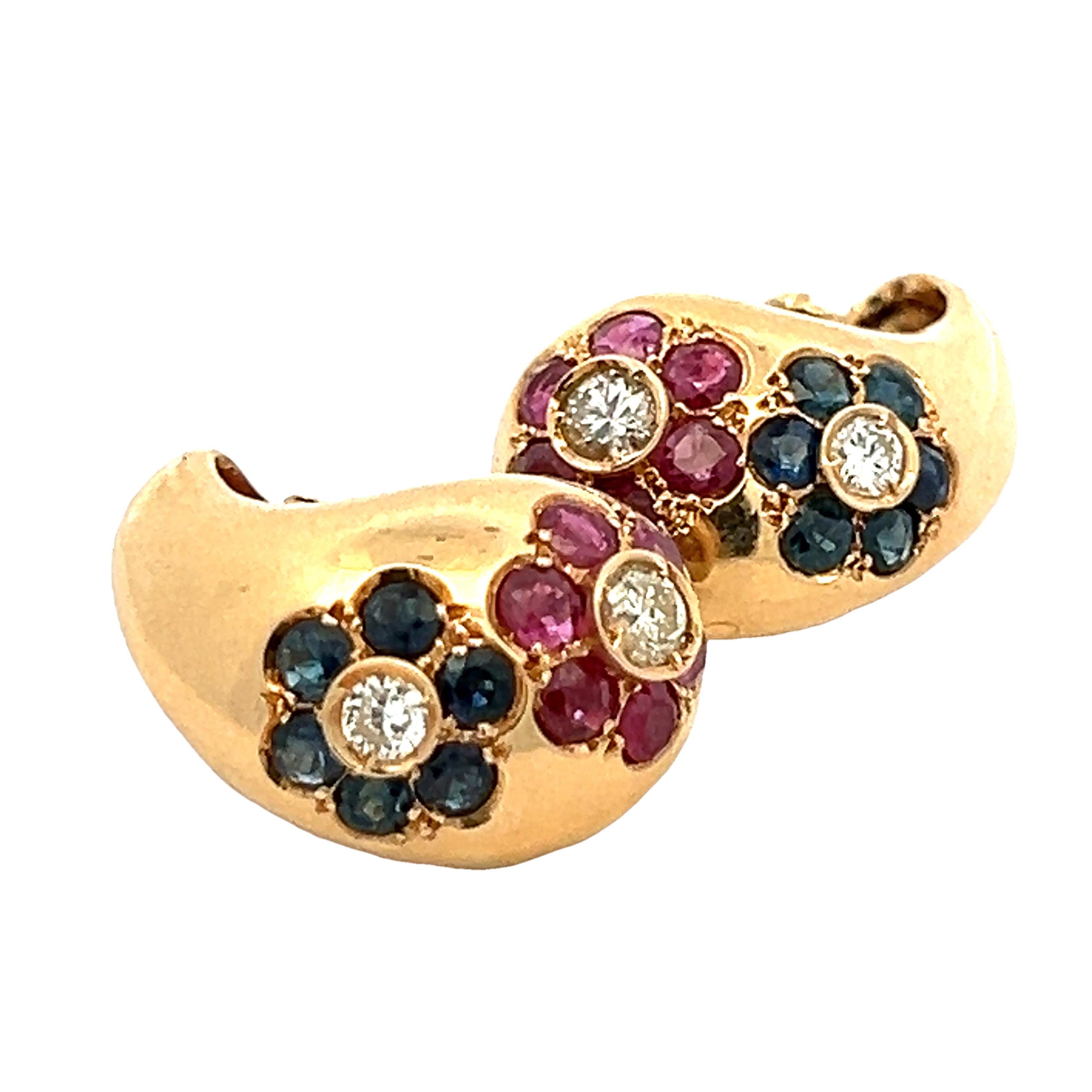 Giocosi e allo stesso tempo raffinati, questi orecchini a forma di abbraccio floreale emanano un fascino vintage con una sensibilità moderna. Realizzato in oro giallo 18 carati, il design è caratterizzato da vibranti fiorellini di gemme, ciascuno