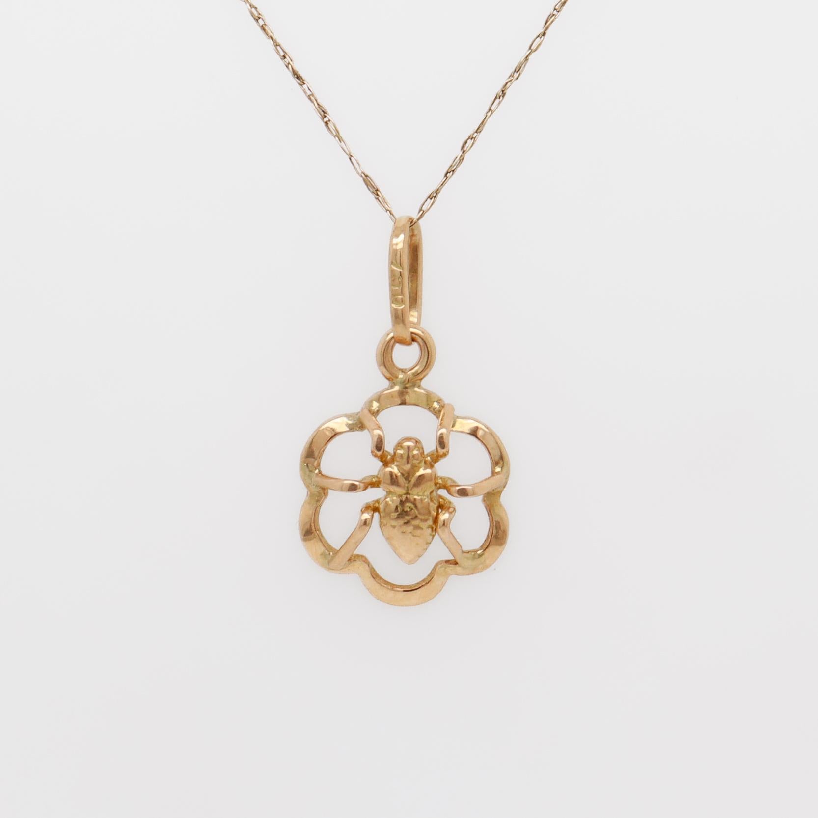 Vintage 18K Gold Flower and Insect / Spider Charm for a Bracelet In condizioni buone in vendita a Philadelphia, PA