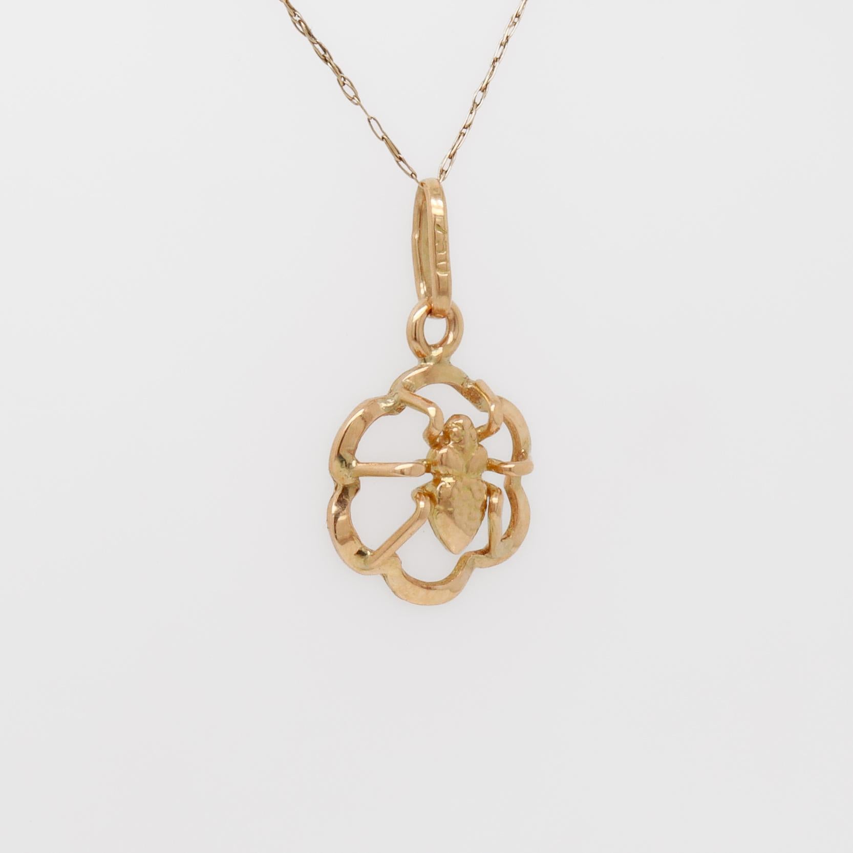 Vintage 18K Gold Flower and Insect / Spider Charm for a Bracelet in vendita 1