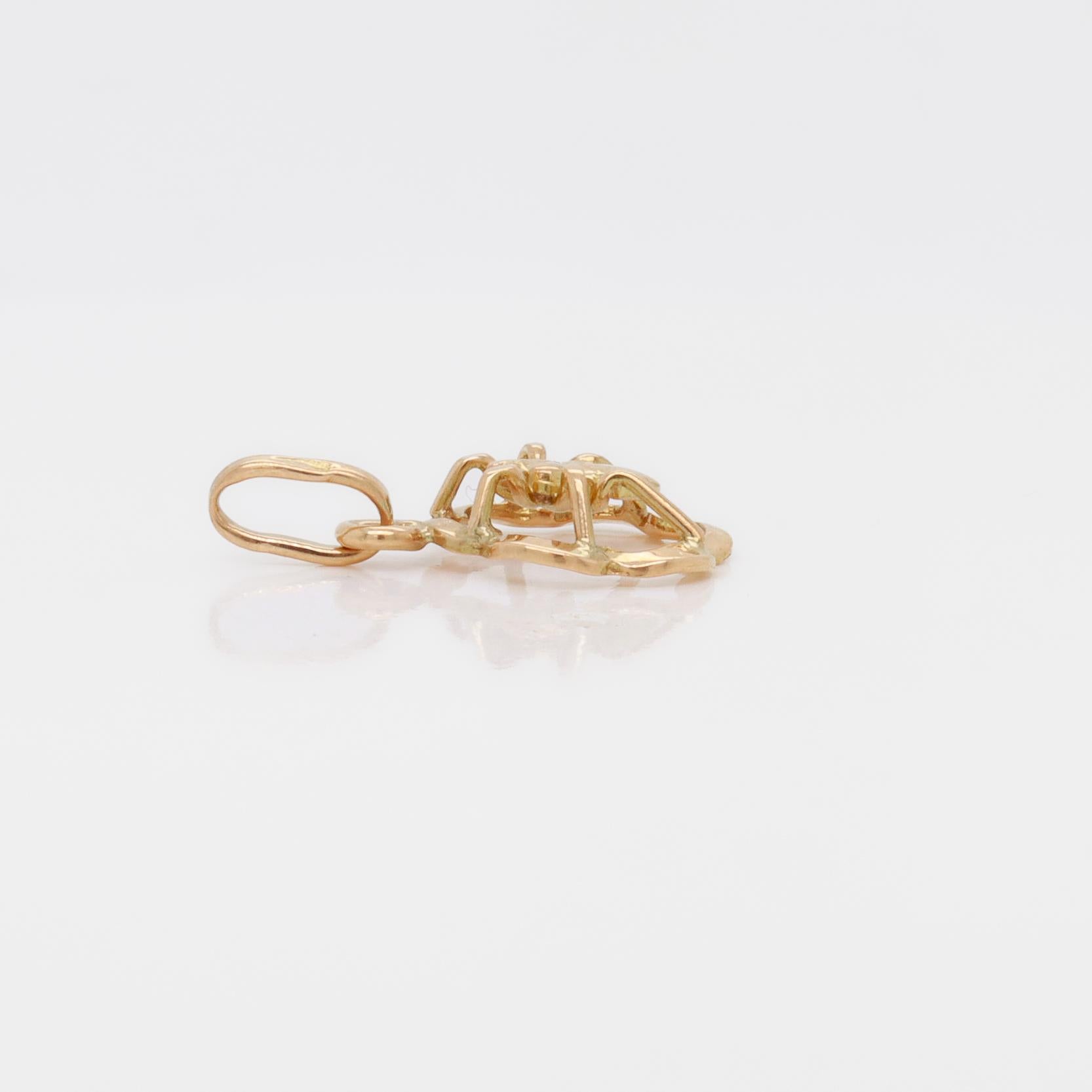Vintage 18K Gold Flower and Insect / Spider Charm for a Bracelet in vendita 2