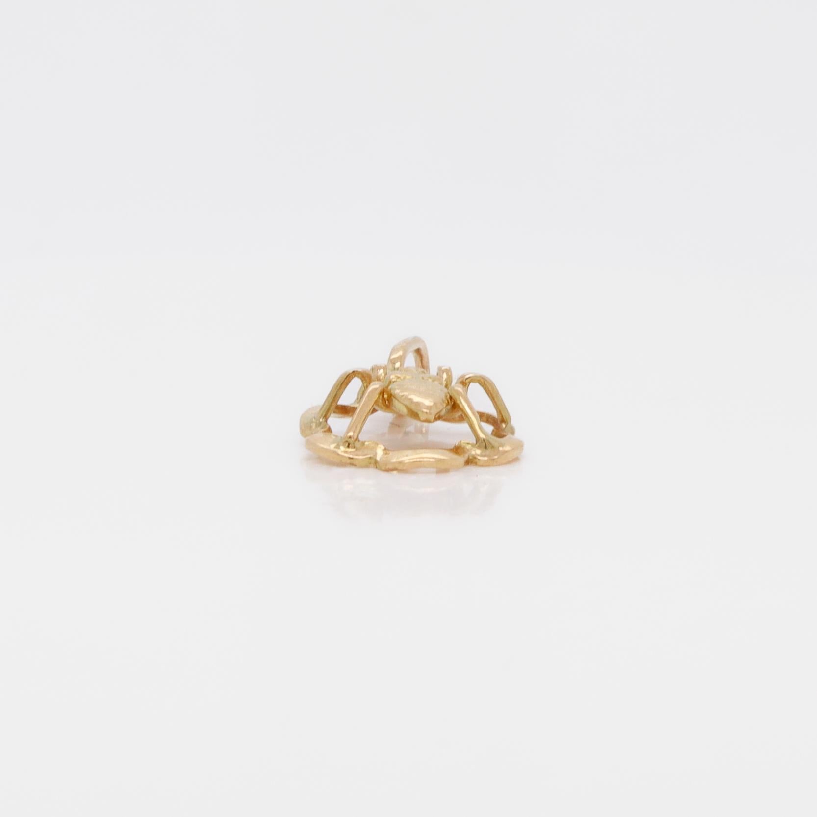 Vintage 18K Gold Flower and Insect / Spider Charm for a Bracelet in vendita 3