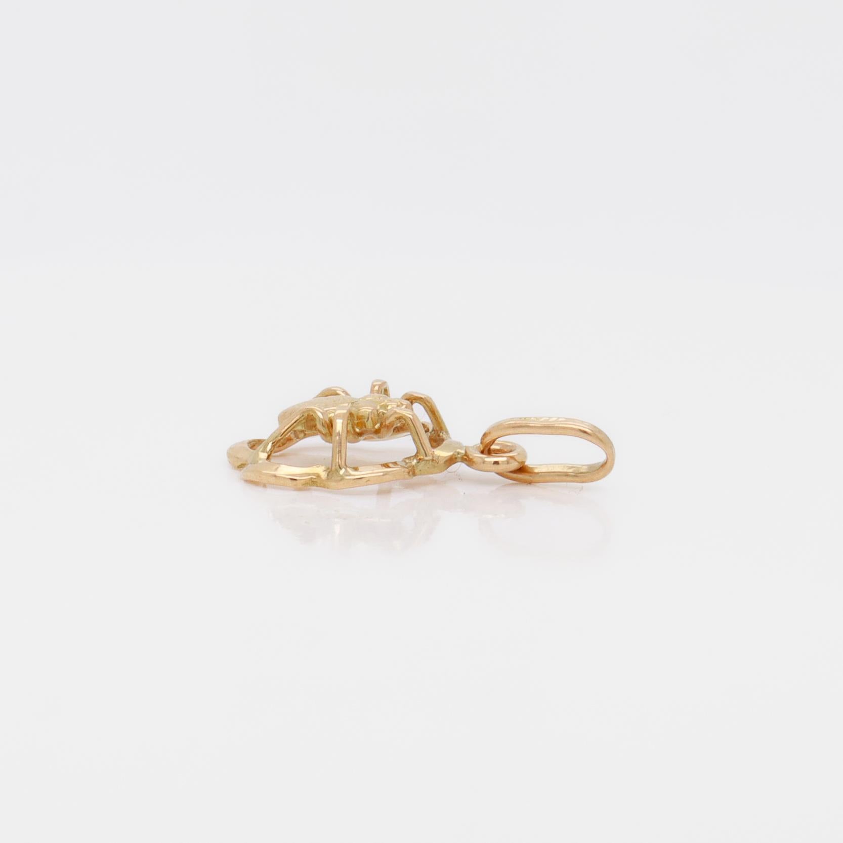Vintage 18K Gold Flower and Insect / Spider Charm for a Bracelet in vendita 4