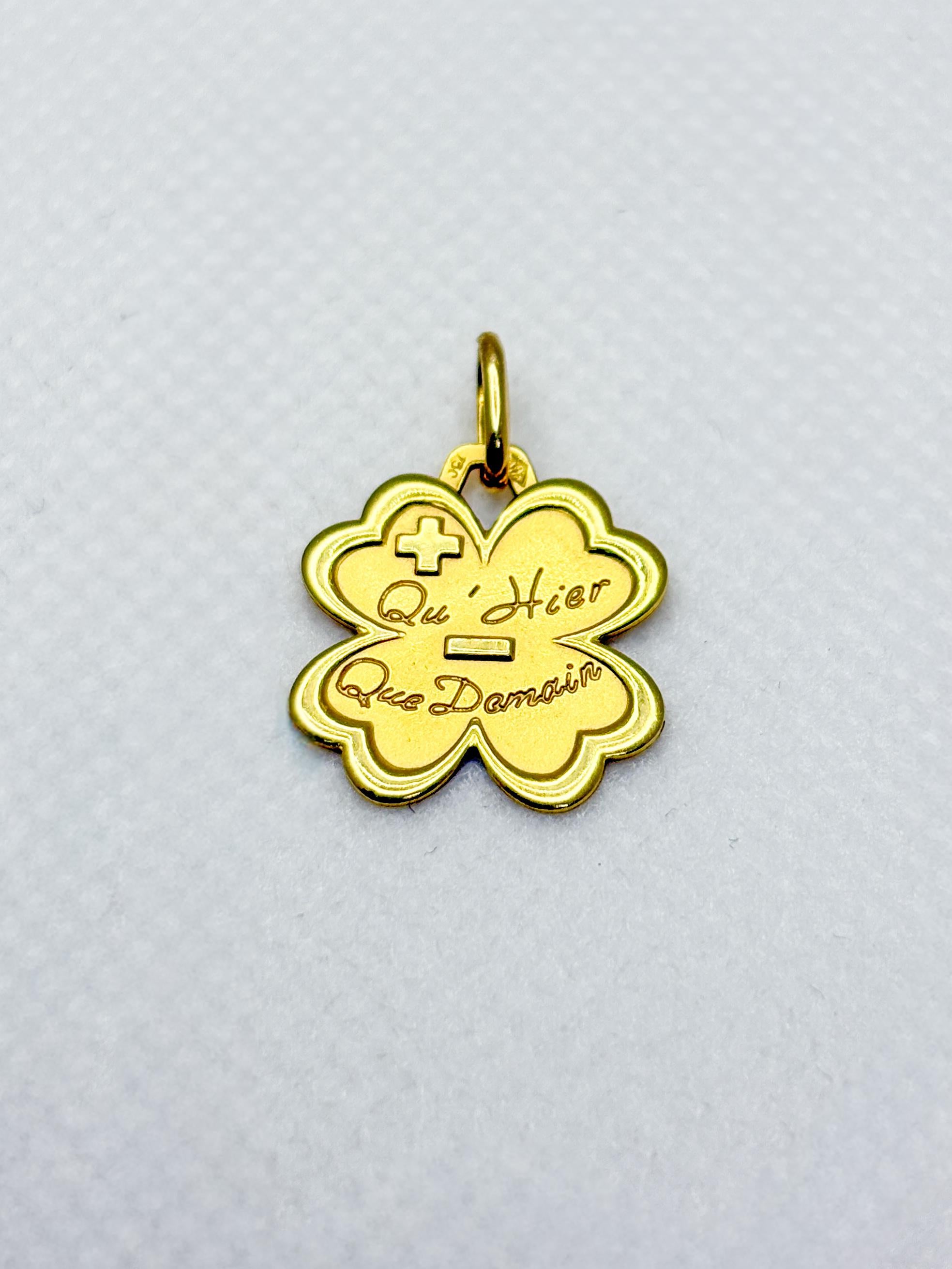 Charmant pendentif Médaille d'Amour d'Augis en or jaune 18 carats, en forme de trèfle à quatre feuilles et gravé des mots emblématiques 