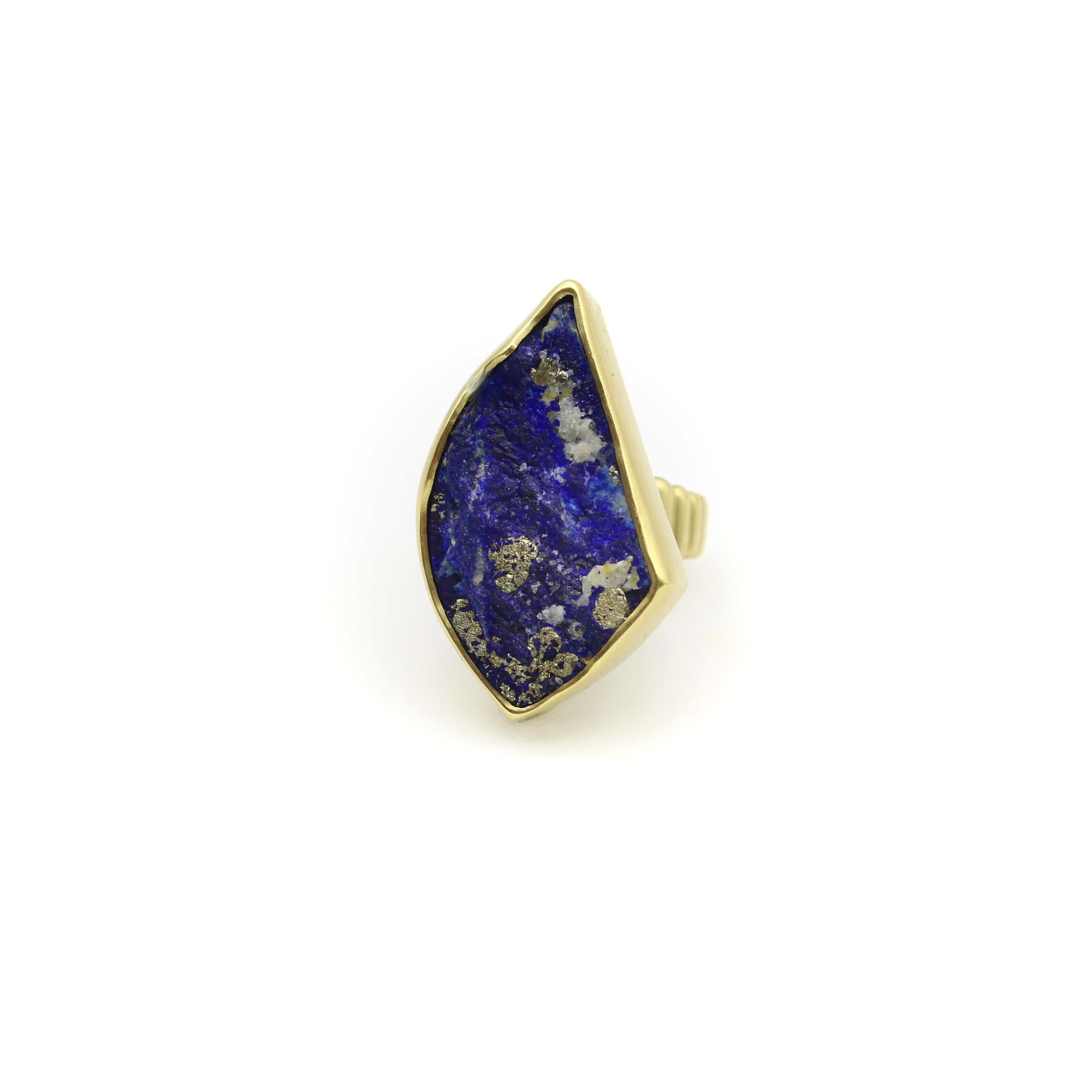 Modern Vintage 18K Gold Freeform Artisan Lapis Lazuli Ring For Sale