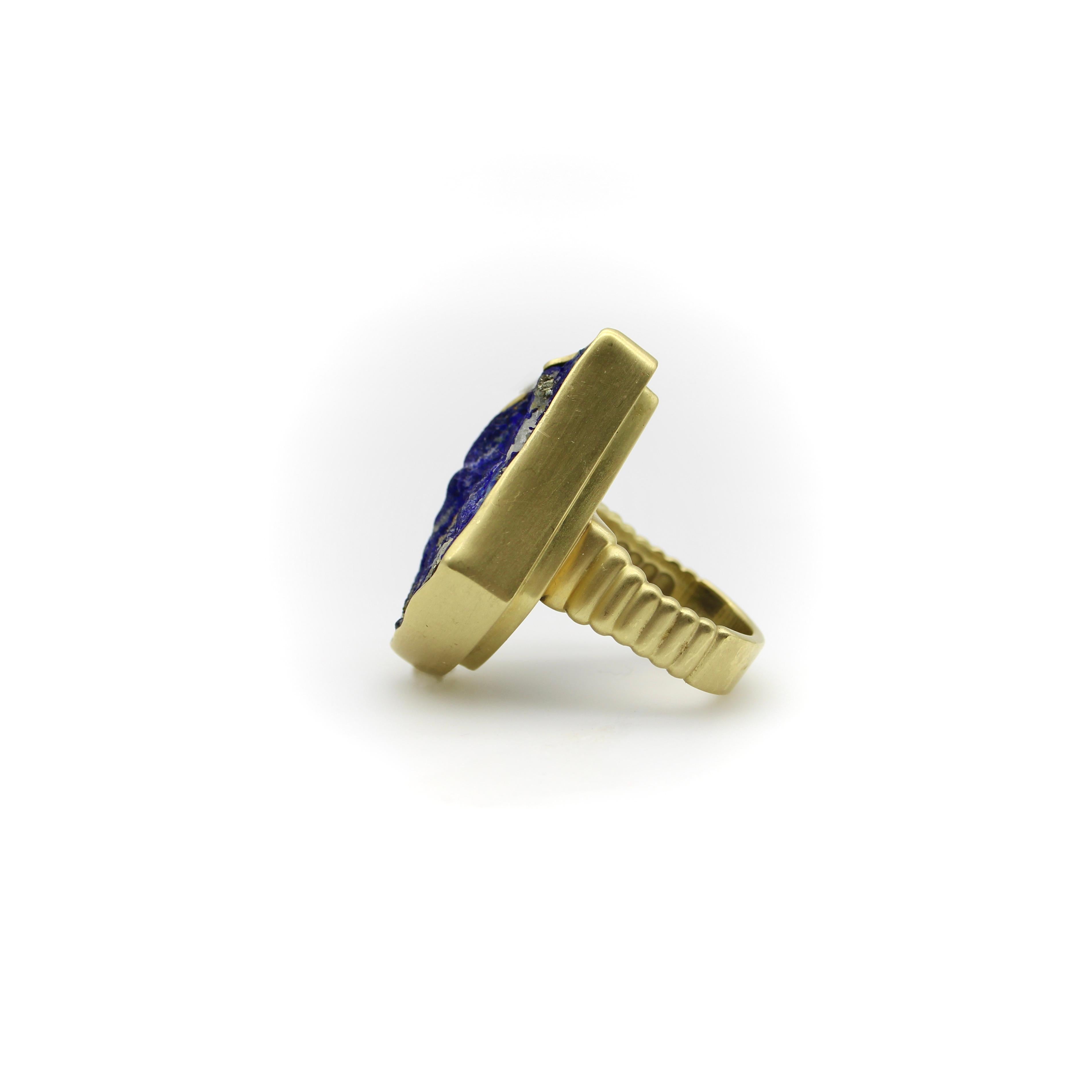 Rough Cut Vintage 18K Gold Freeform Artisan Lapis Lazuli Ring For Sale