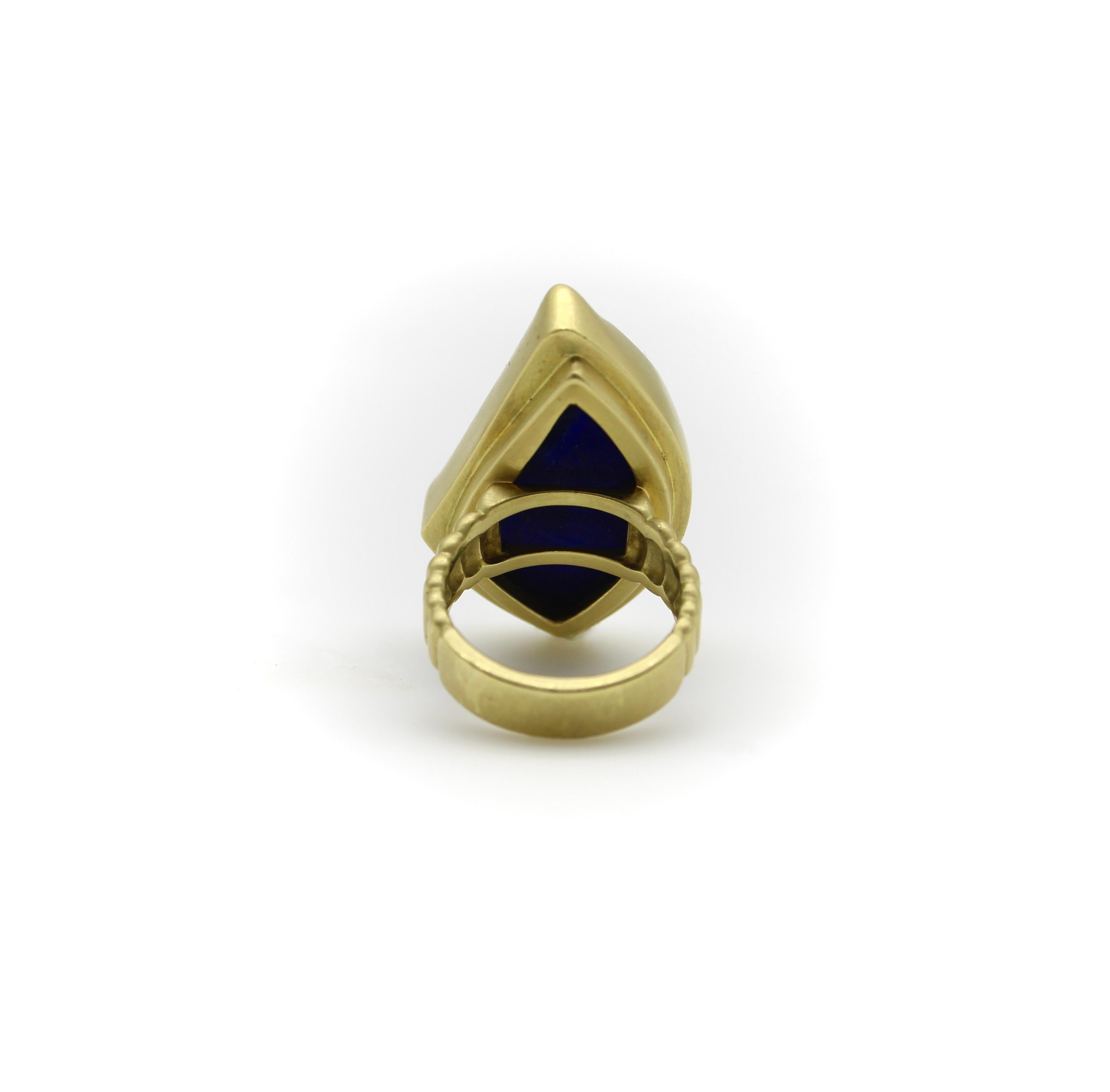Vintage 18K Gold Freeform Artisan Lapis Lazuli Ring In Excellent Condition For Sale In Venice, CA