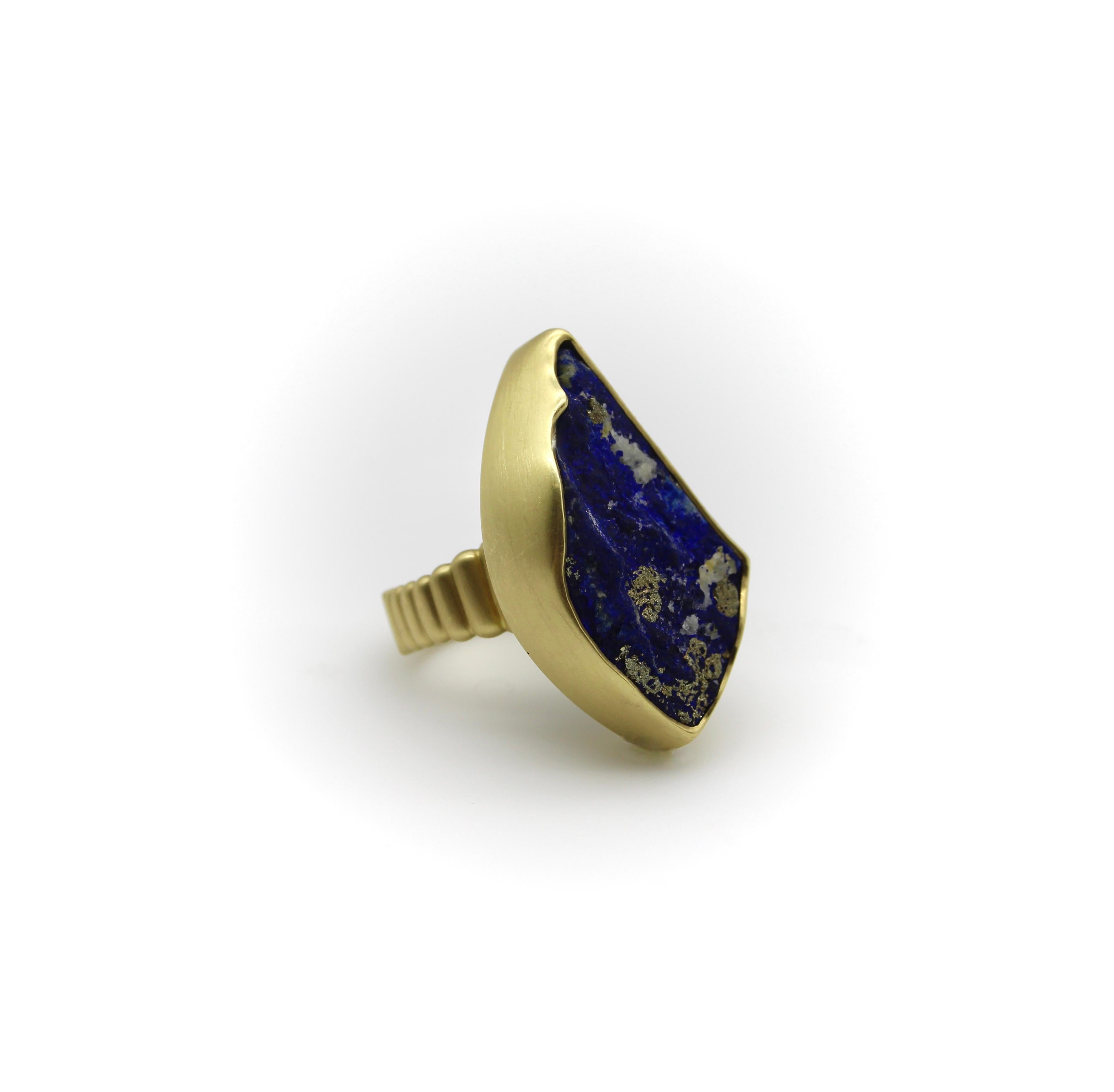 Women's or Men's Vintage 18K Gold Freeform Artisan Lapis Lazuli Ring For Sale