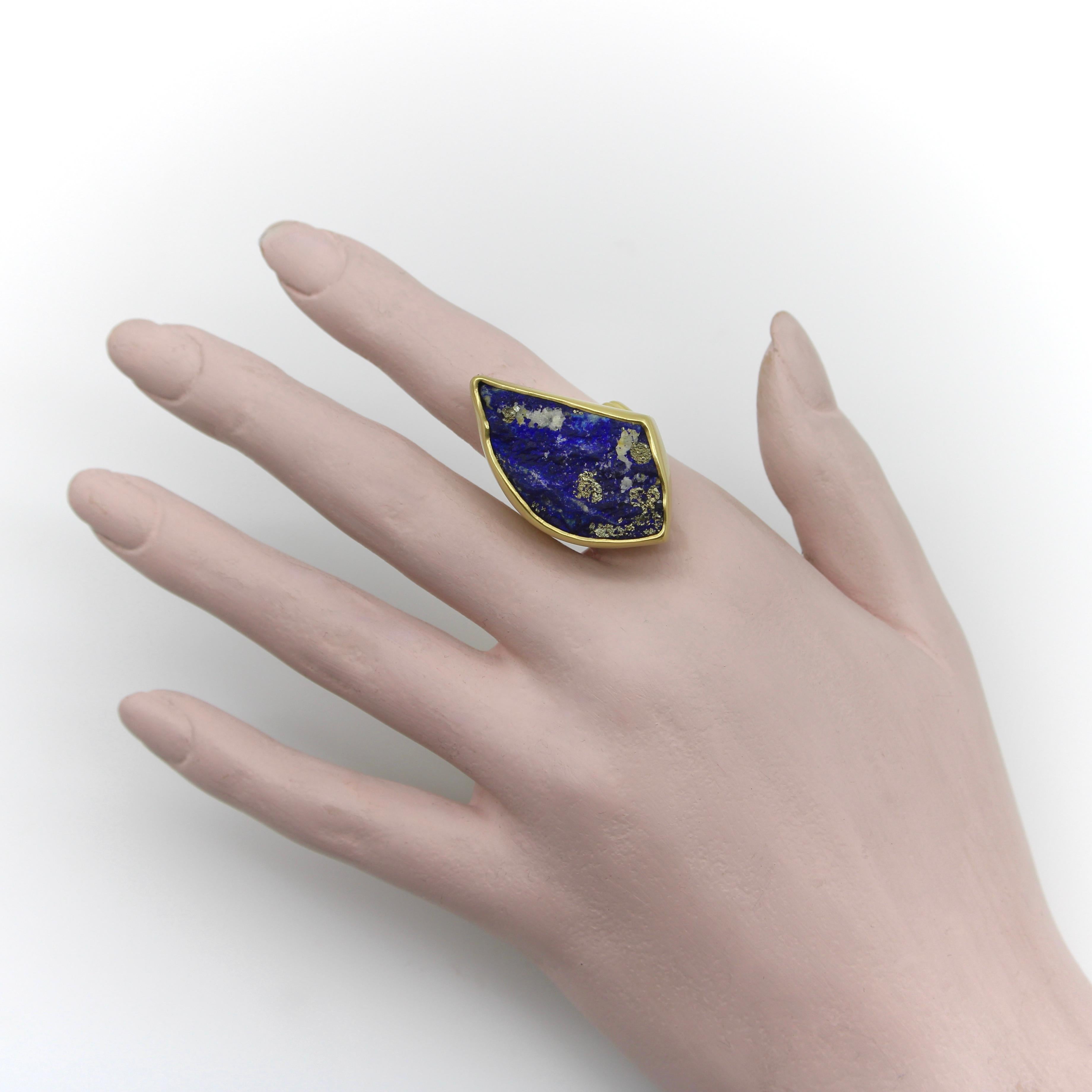 Vintage 18K Gold Freeform Artisan Lapis Lazuli Ring For Sale 2