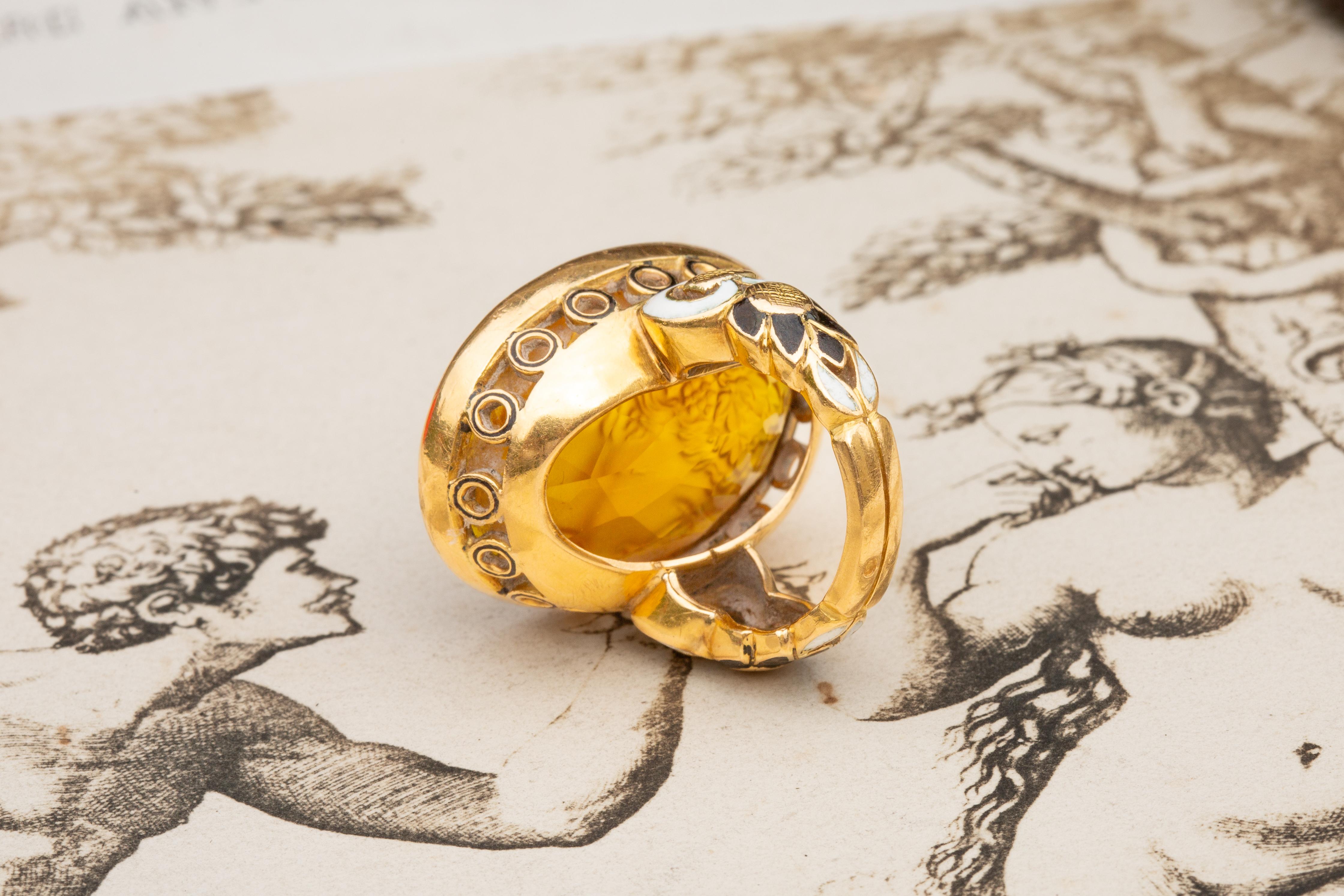 Vintage 18K Gold French 1960’s Frosted Glass Cameo Ring Renaissance Revival In Good Condition For Sale In London, GB