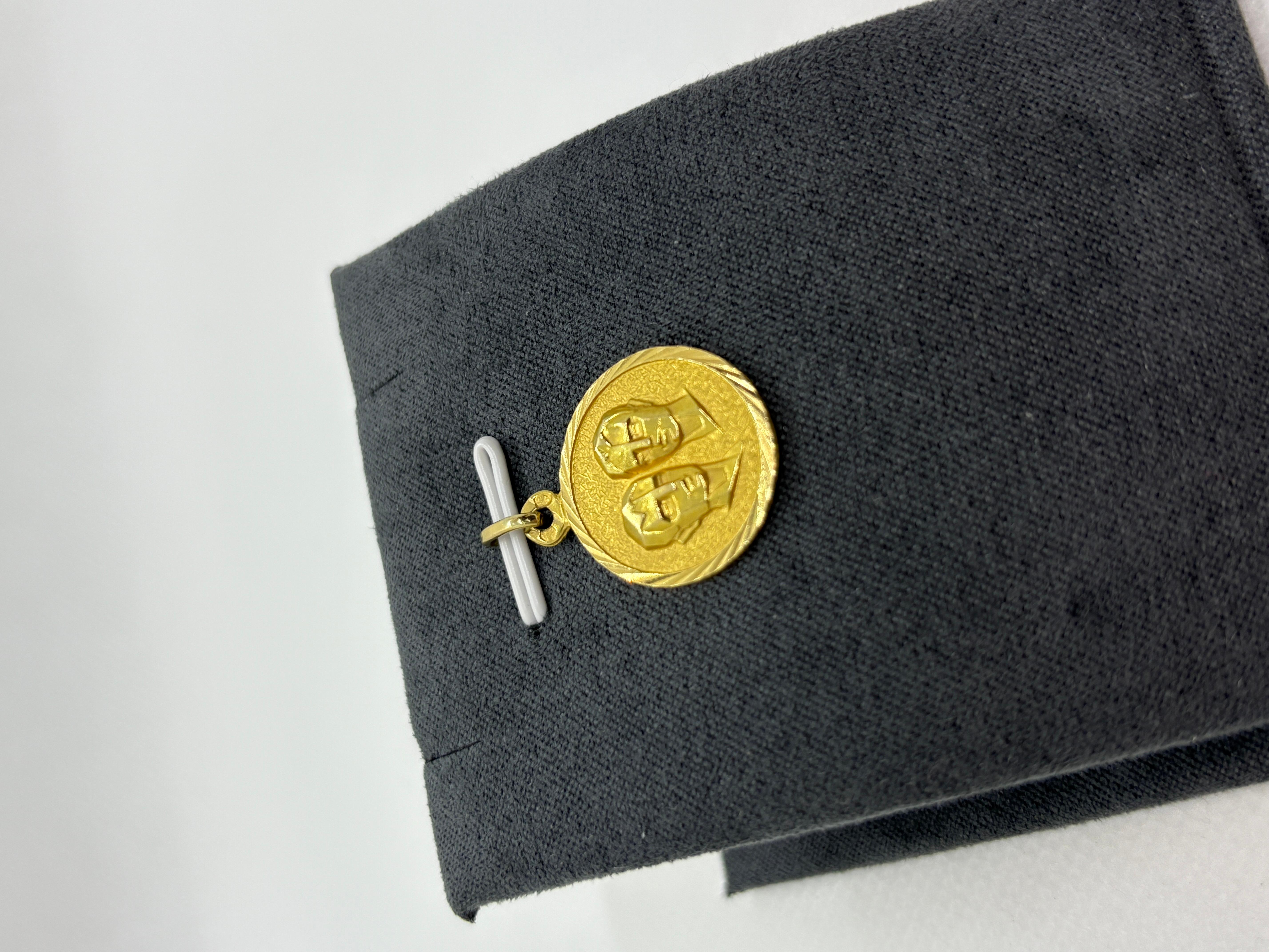 Vintage 18k Gold Gemini Zodiac Anhänger - Spanisch astrologischen Medaille im Angebot 5