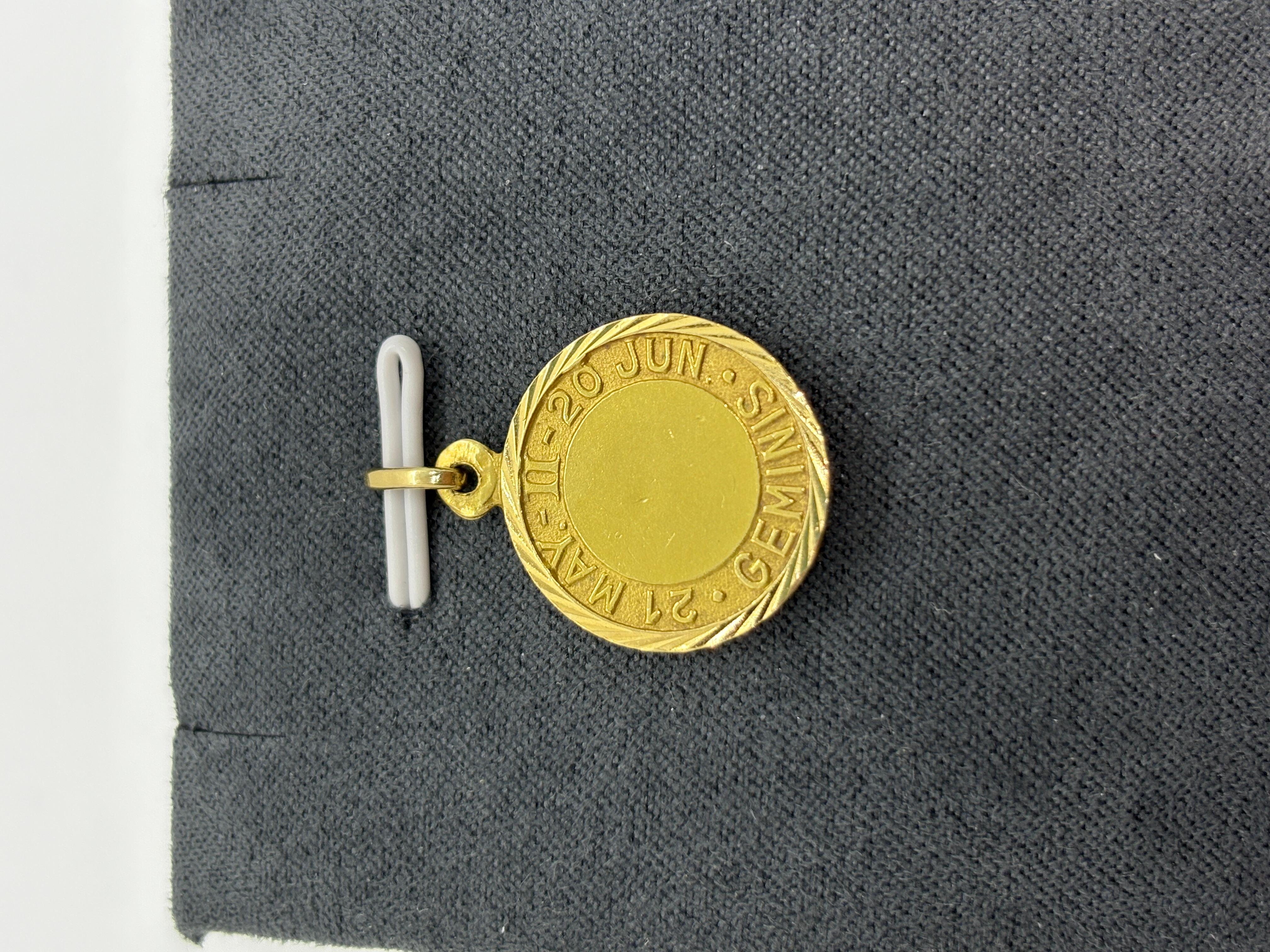 Vintage 18k Gold Gemini Zodiac Anhänger - Spanisch astrologischen Medaille im Angebot 6