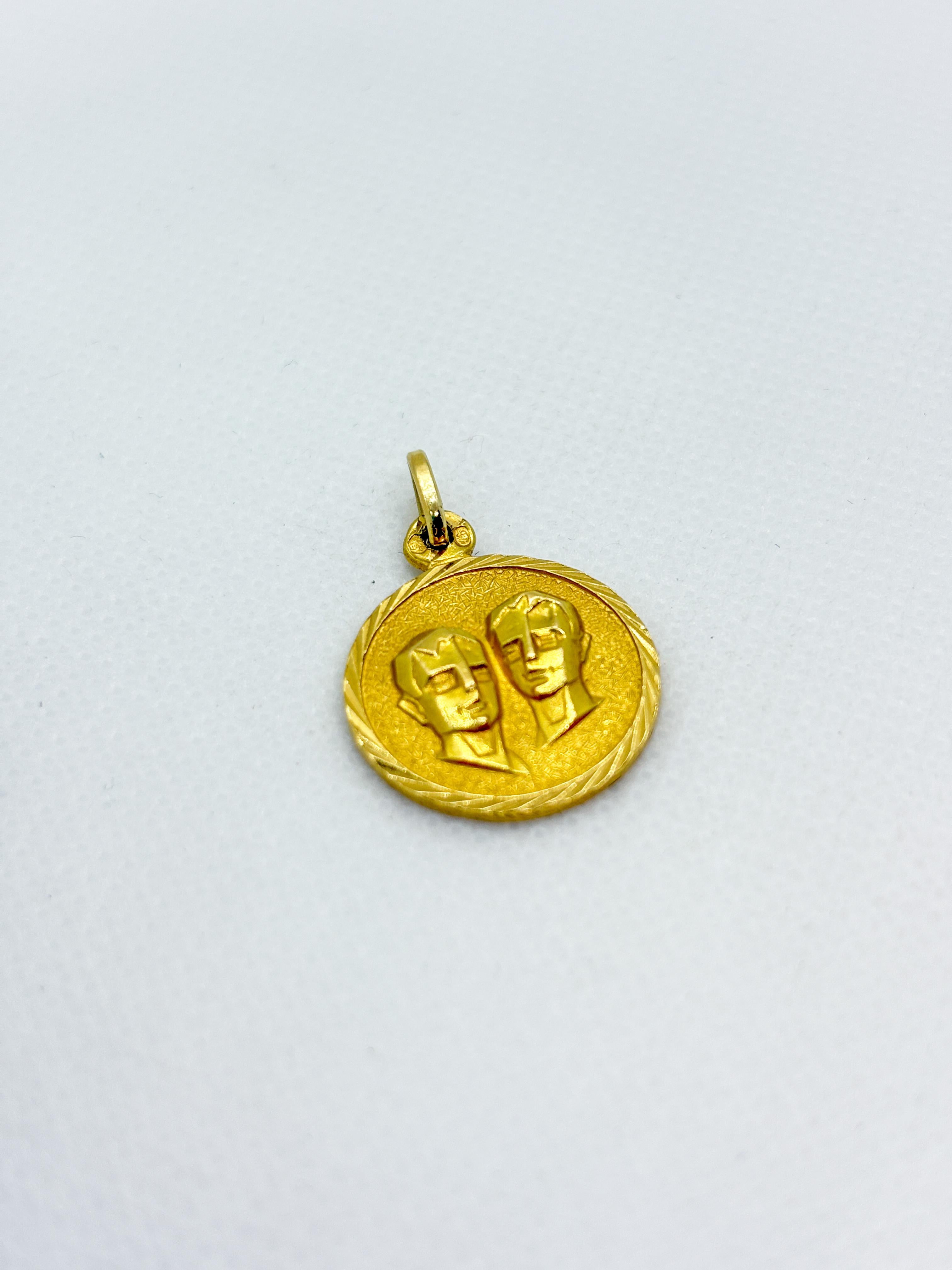 Vintage 18k Gold Gemini Zodiac Anhänger - Spanisch astrologischen Medaille im Zustand „Gut“ im Angebot in BÉZIERS, FR