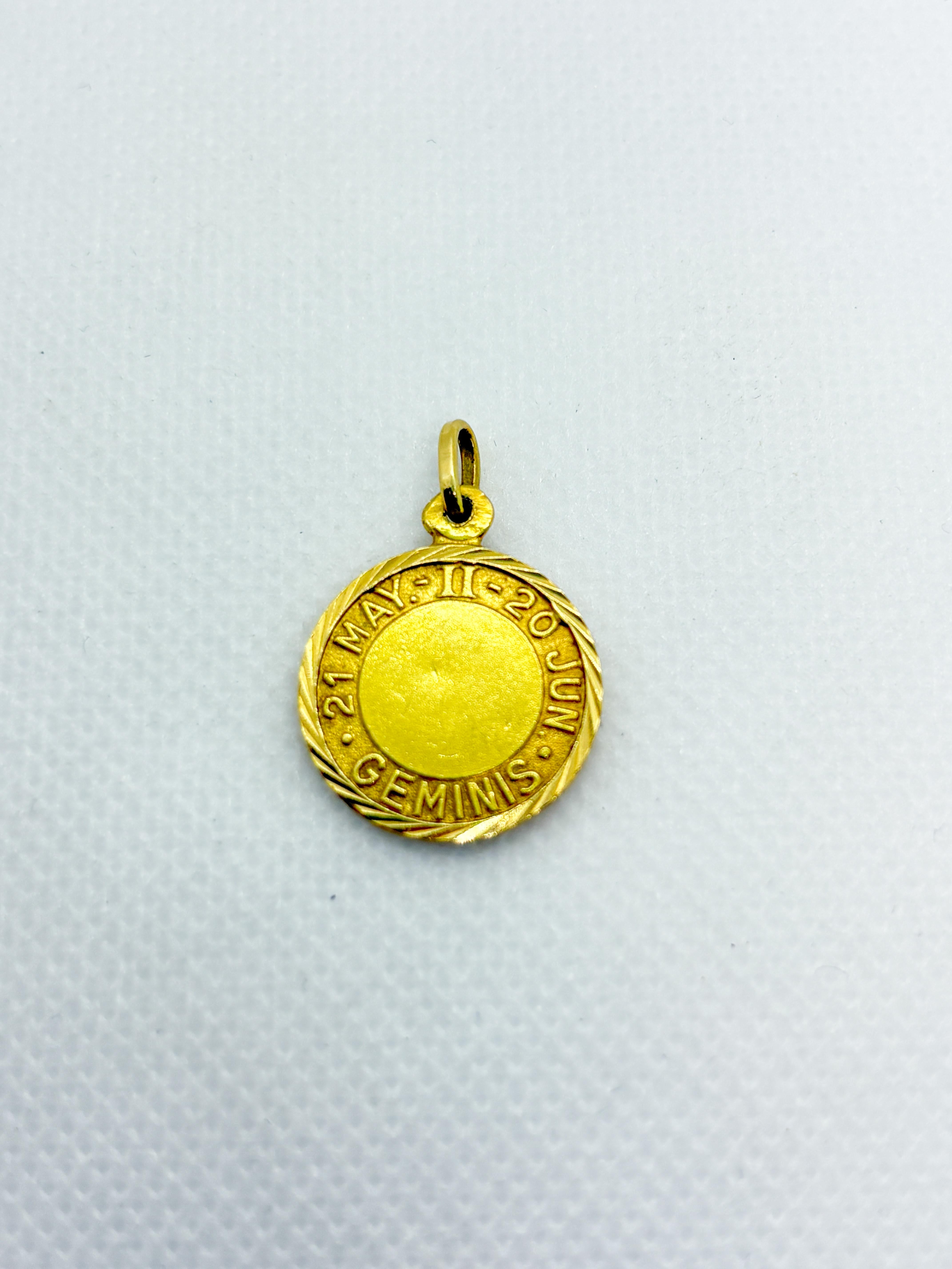 Vintage 18k Gold Gemini Zodiac Anhänger - Spanisch astrologischen Medaille im Angebot 2