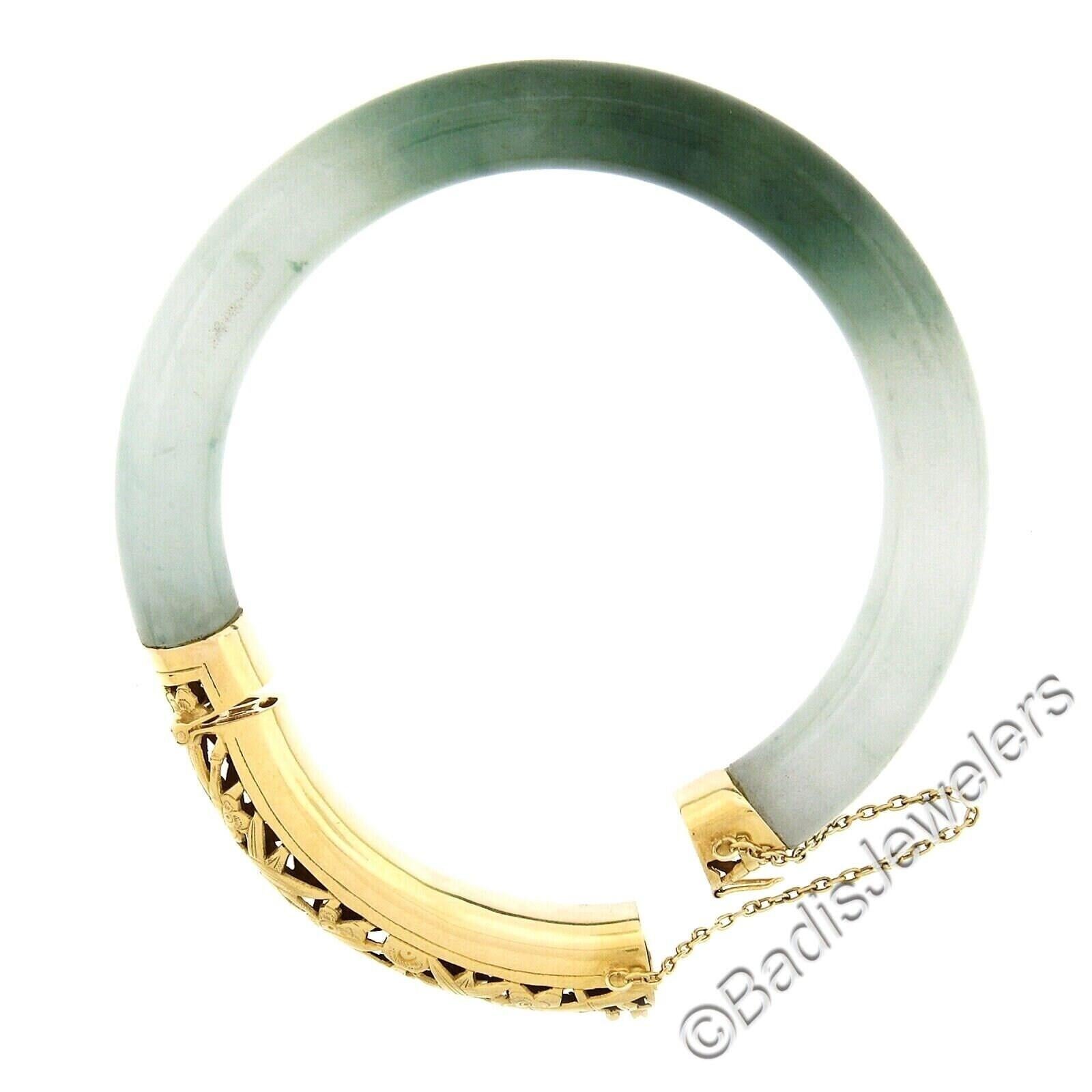 Dieser wunderschöne Vintage-Armreif mit Scharnier wurde aus massivem 18-karätigem Gelbgold gefertigt und verfügt über einen bogenförmigen Jadestein mit schöner weißer und grüner Farbe. Die perfekt geschwungene Jade hat Endkappen aus Gelbgold und