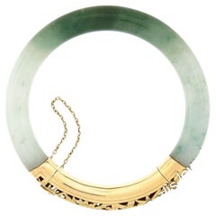 Pulsera brazalete vintage de oro de 18 quilates GIA en forma de arco de jade verde y blanco con trabajo abierto