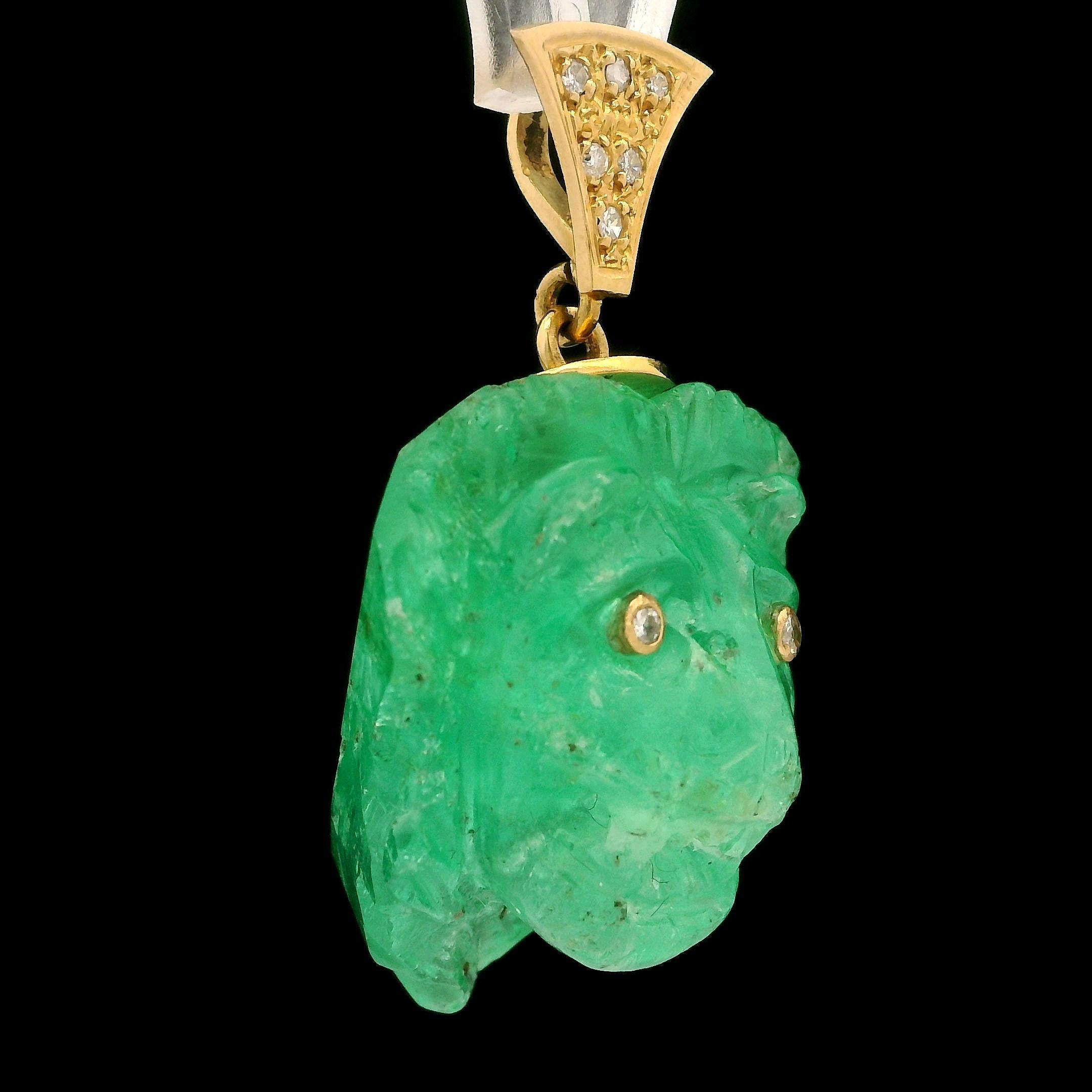 Ciondolo d'epoca in oro 18k GIA con testa di leone intagliata, smeraldo colombiano da 48 carati e diamanti in vendita 5