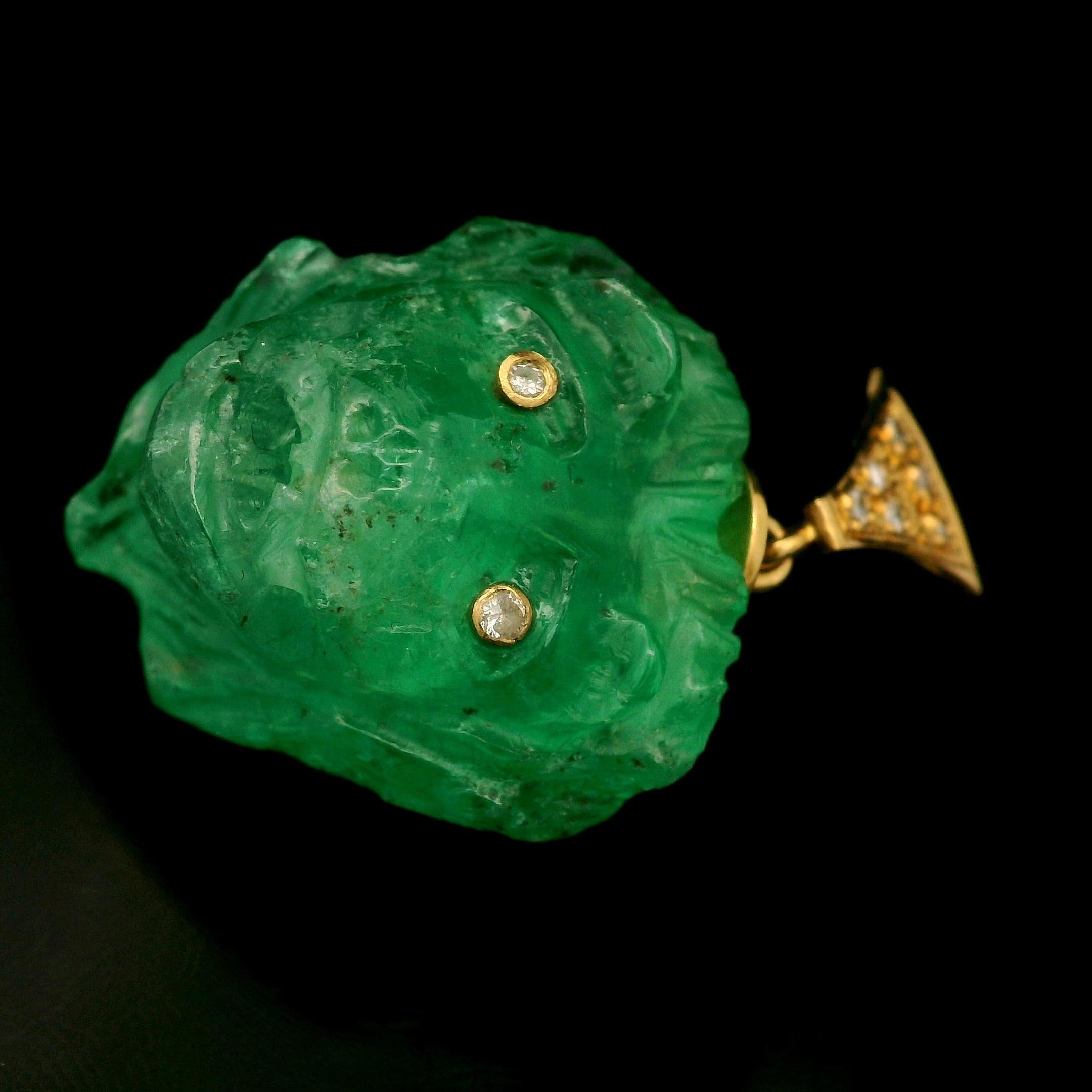 Ciondolo d'epoca in oro 18k GIA con testa di leone intagliata, smeraldo colombiano da 48 carati e diamanti in vendita 6