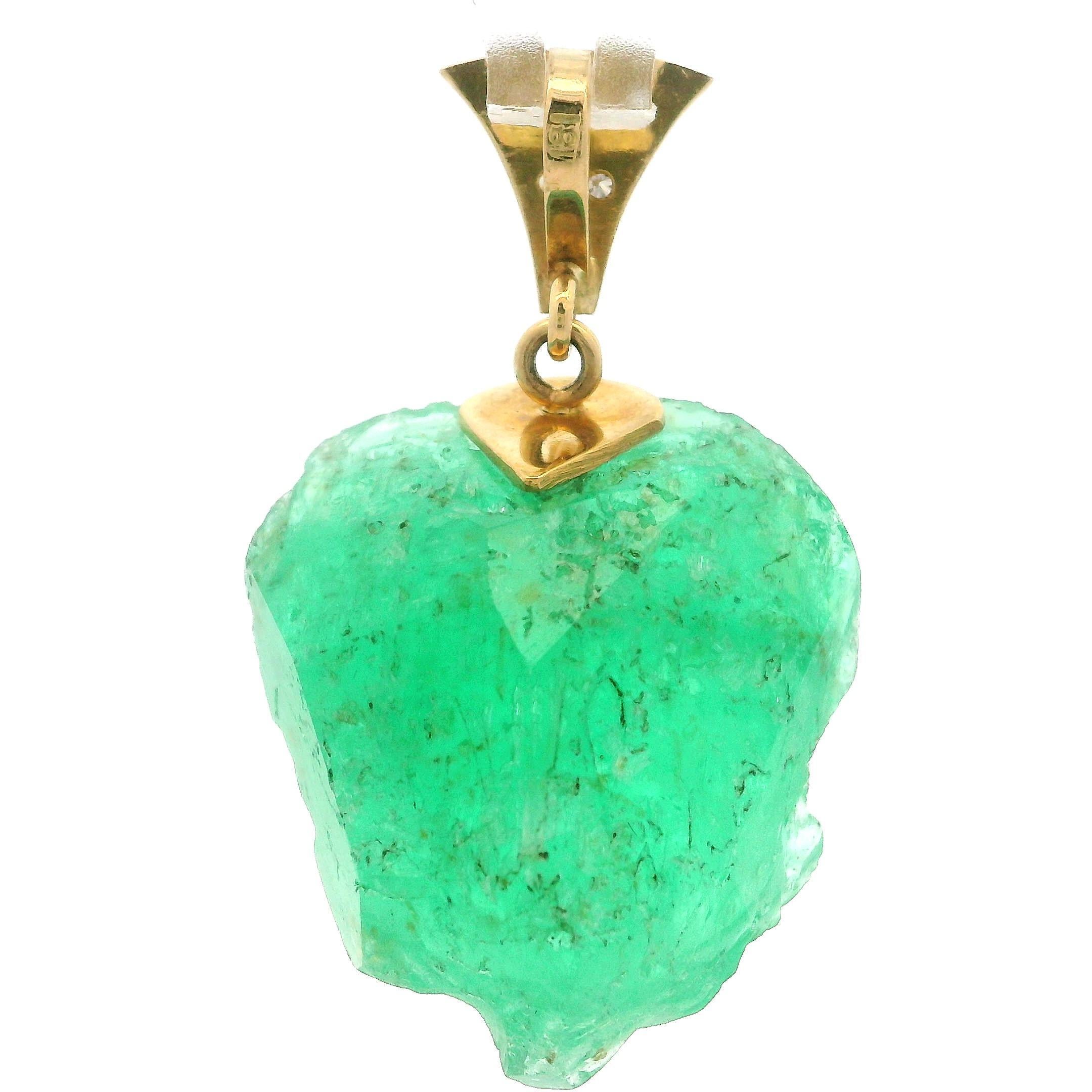 Taglio brillante Ciondolo d'epoca in oro 18k GIA con testa di leone intagliata, smeraldo colombiano da 48 carati e diamanti in vendita