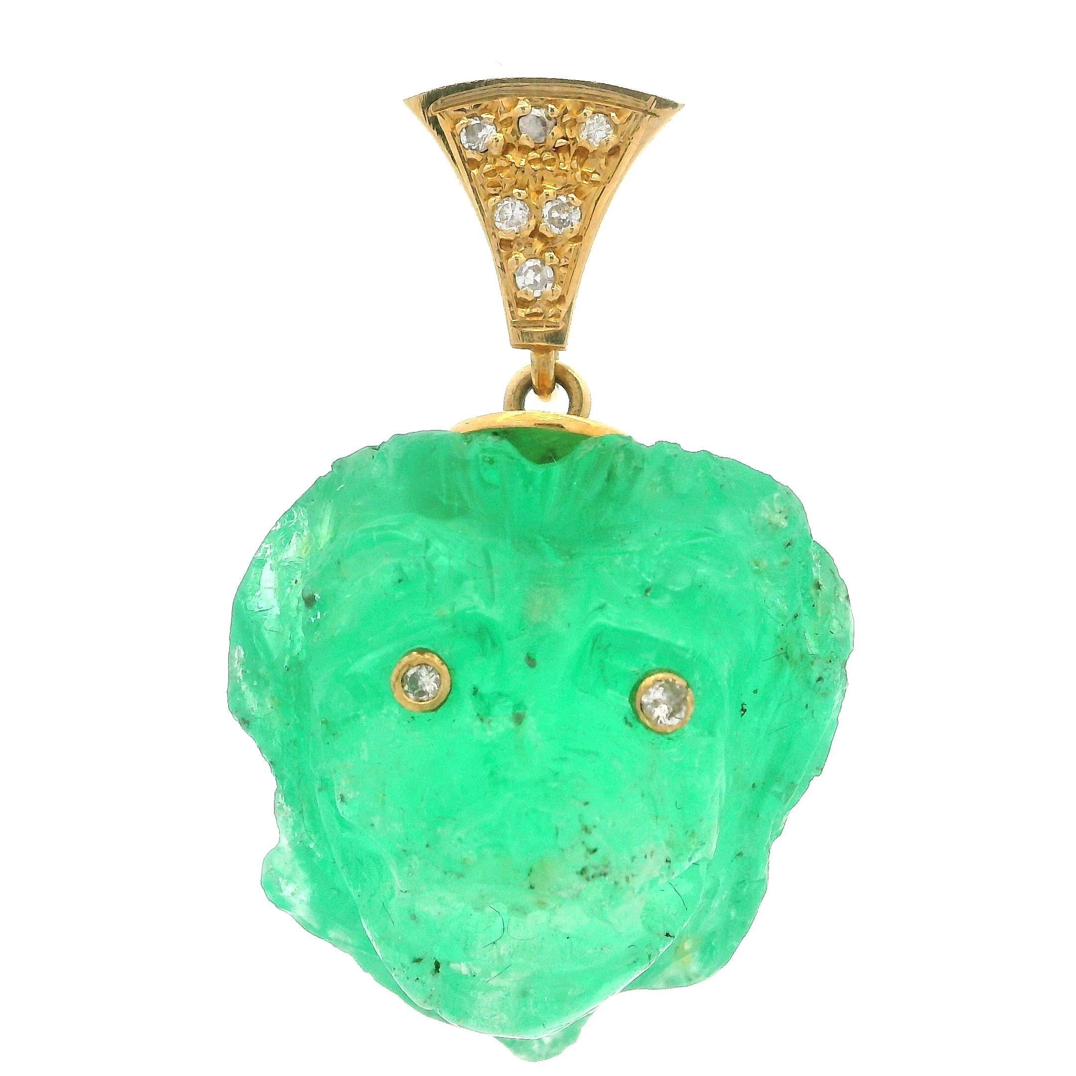 Donna Ciondolo d'epoca in oro 18k GIA con testa di leone intagliata, smeraldo colombiano da 48 carati e diamanti in vendita