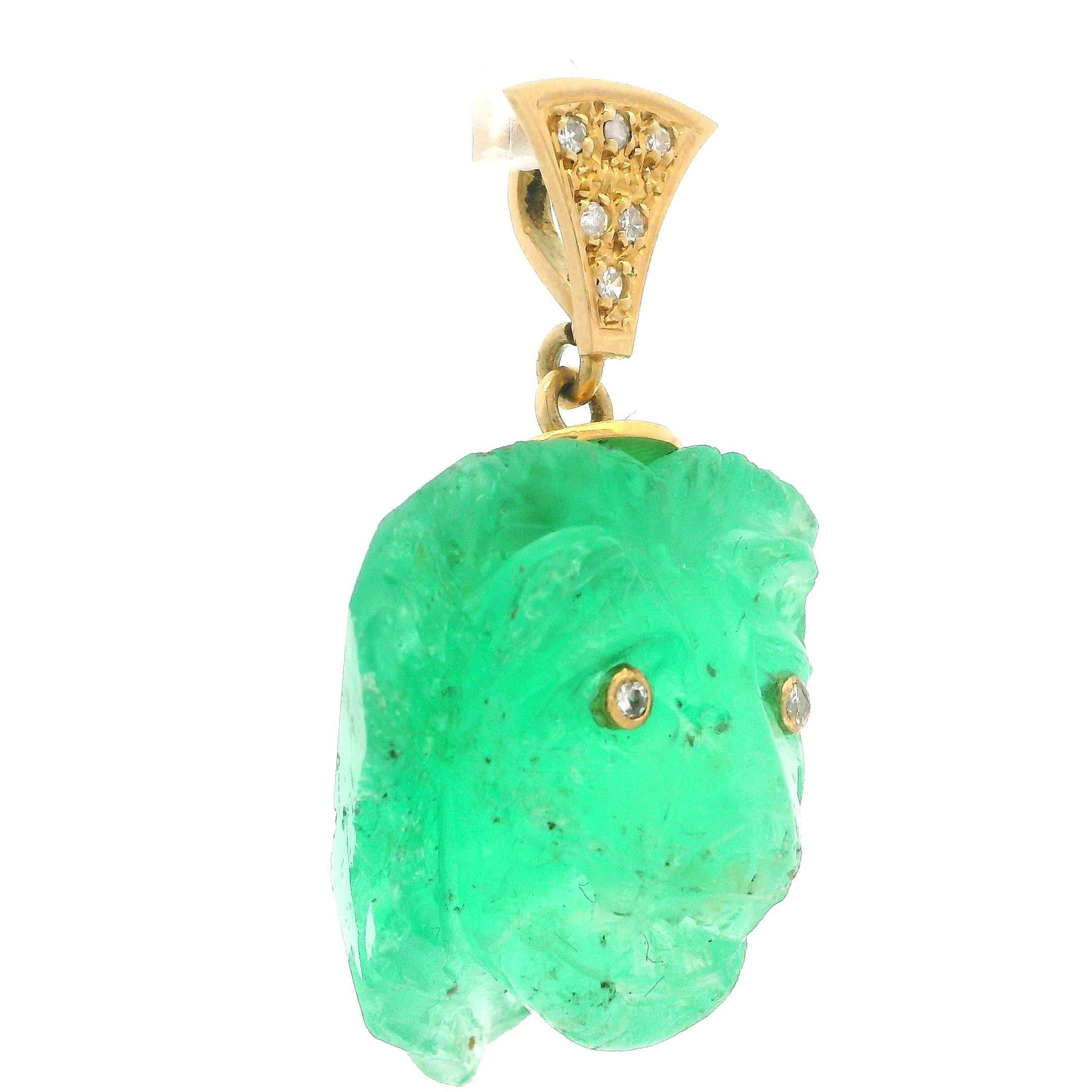 Ciondolo d'epoca in oro 18k GIA con testa di leone intagliata, smeraldo colombiano da 48 carati e diamanti in vendita 1