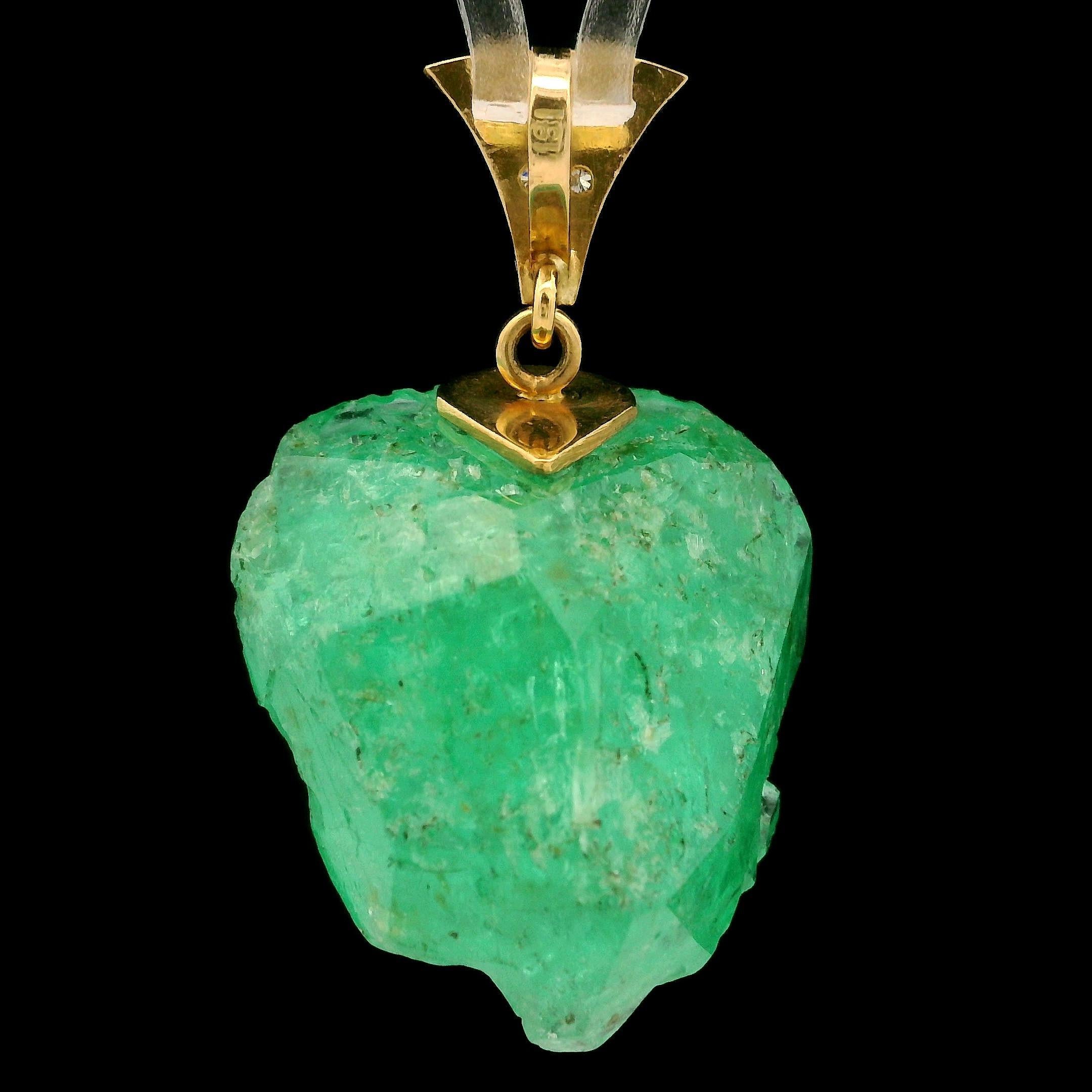 Ciondolo d'epoca in oro 18k GIA con testa di leone intagliata, smeraldo colombiano da 48 carati e diamanti in vendita 2