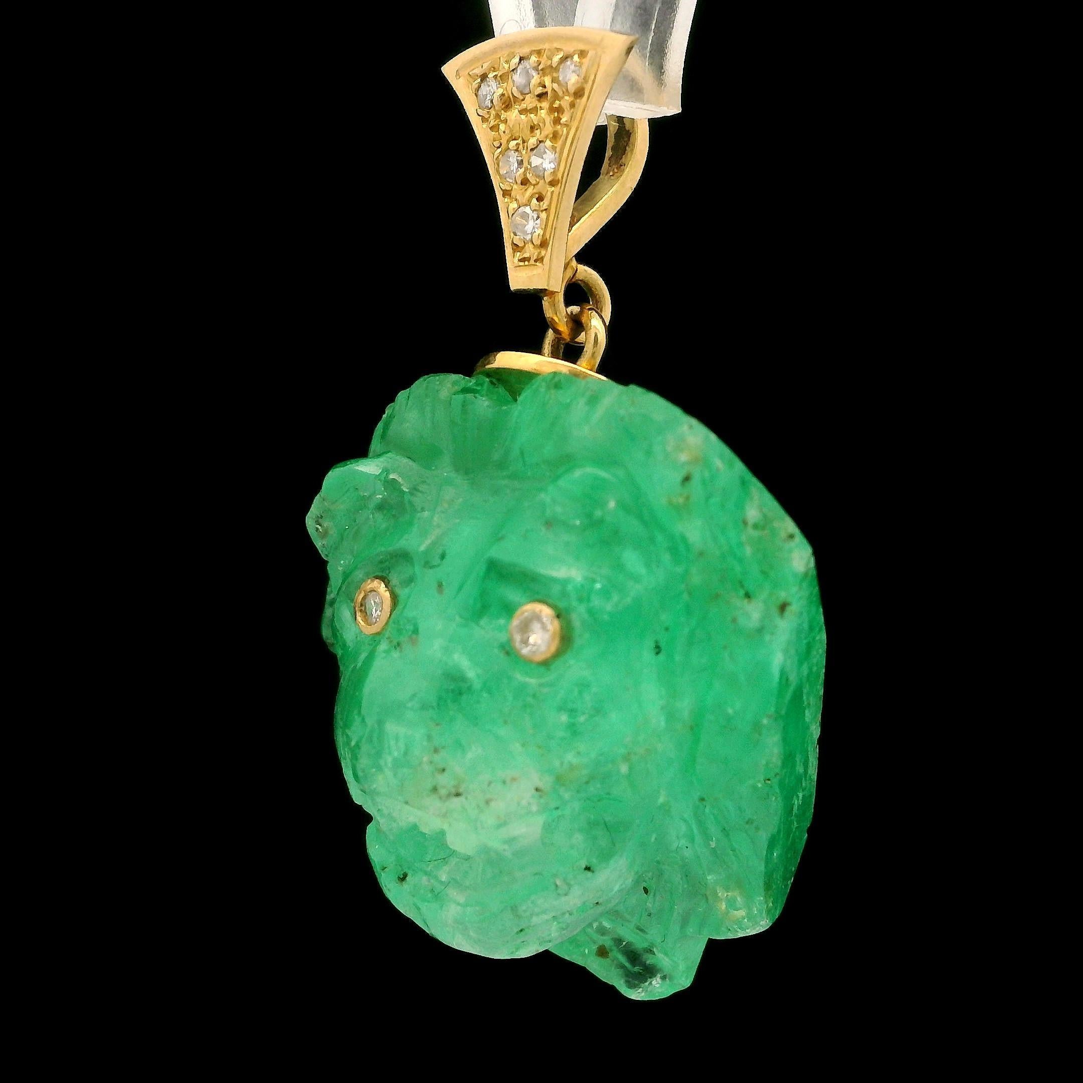 Ciondolo d'epoca in oro 18k GIA con testa di leone intagliata, smeraldo colombiano da 48 carati e diamanti in vendita 3