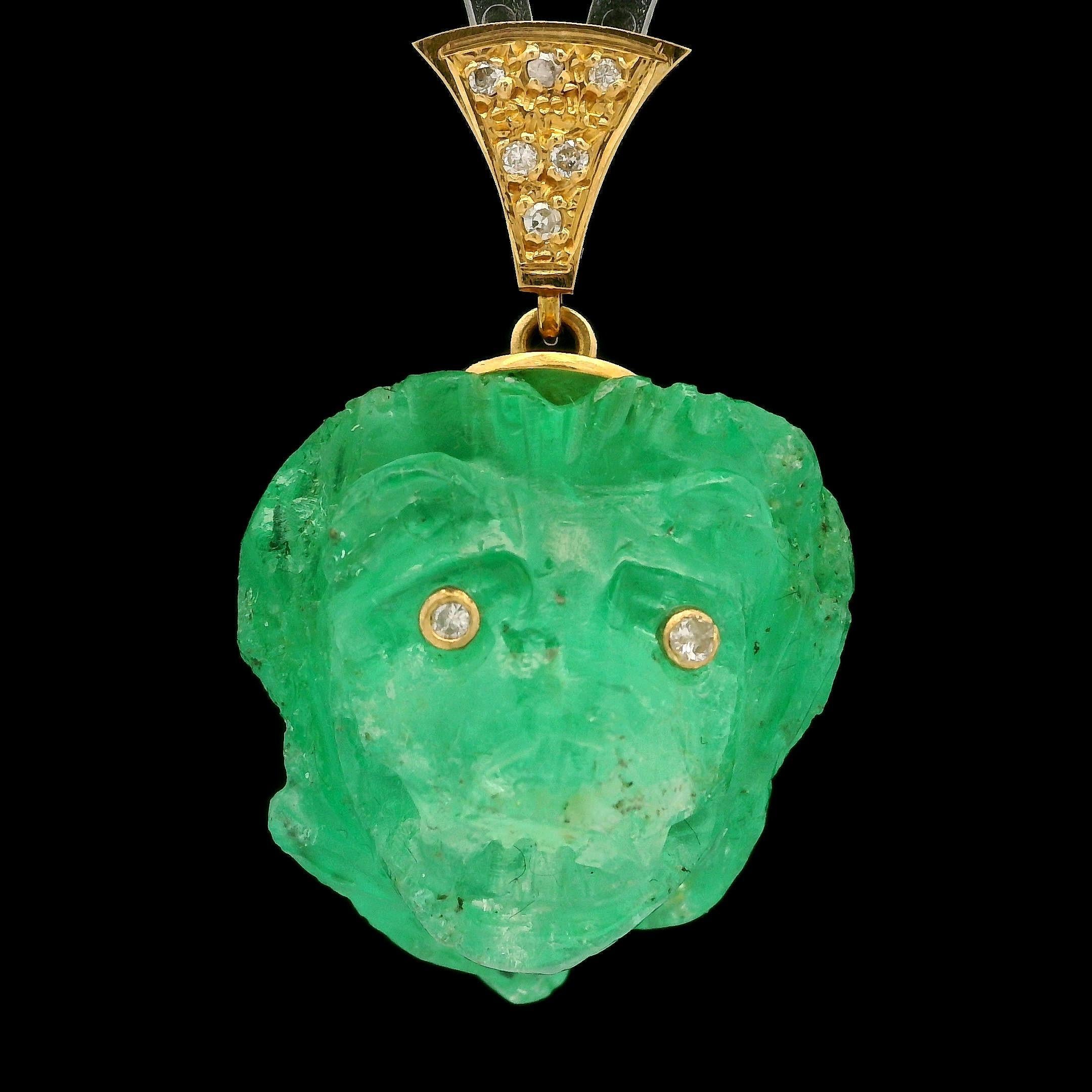 Ciondolo d'epoca in oro 18k GIA con testa di leone intagliata, smeraldo colombiano da 48 carati e diamanti in vendita 4