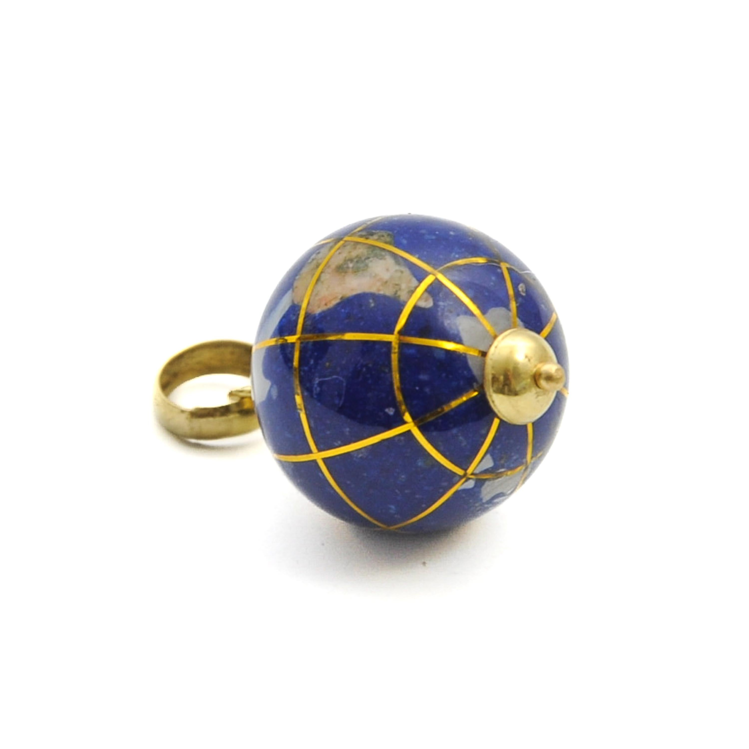 Vintage 18K Gold Globe and Enamel Pendant In Good Condition For Sale In Rotterdam, NL