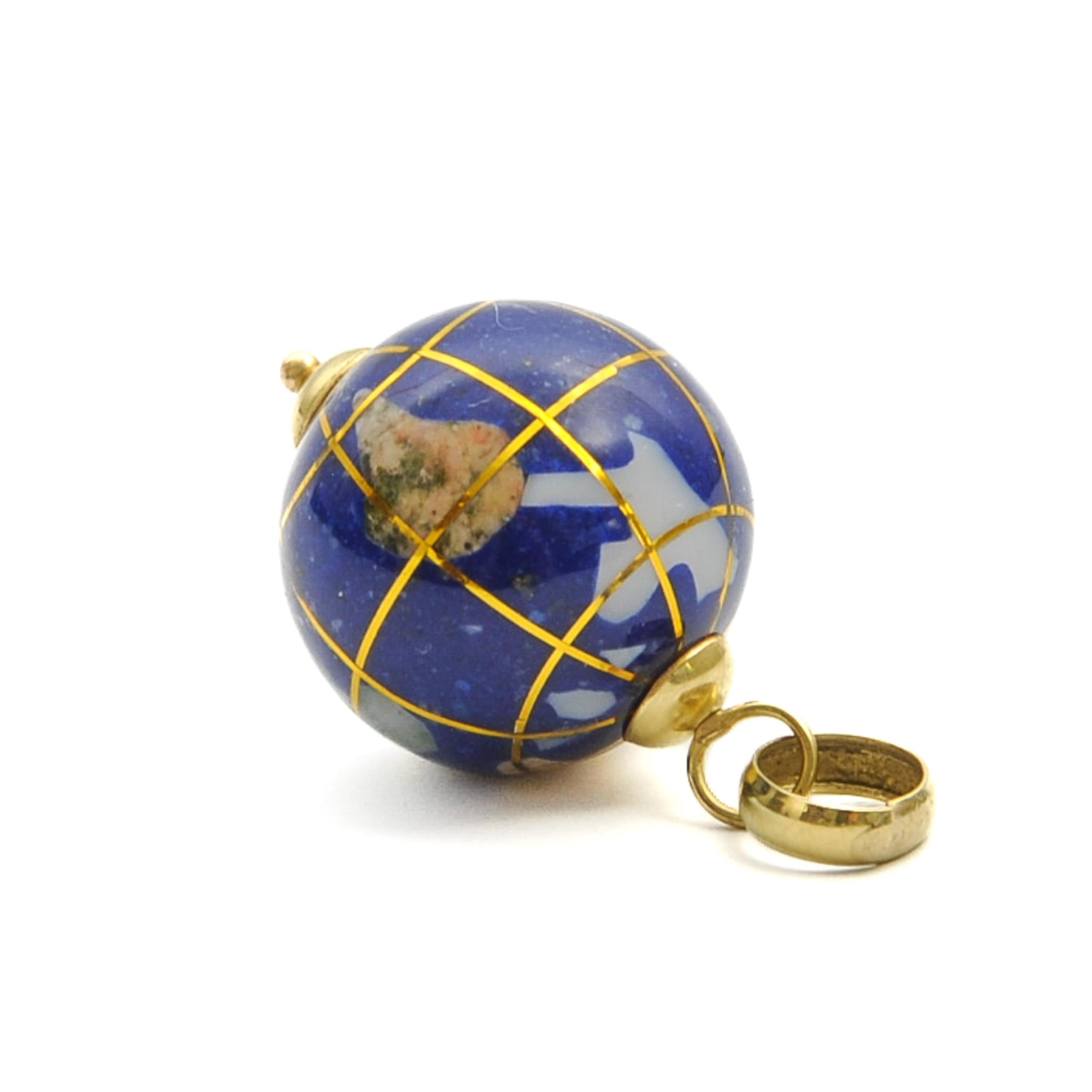 Vintage 18K Gold Globe and Enamel Pendant For Sale 2