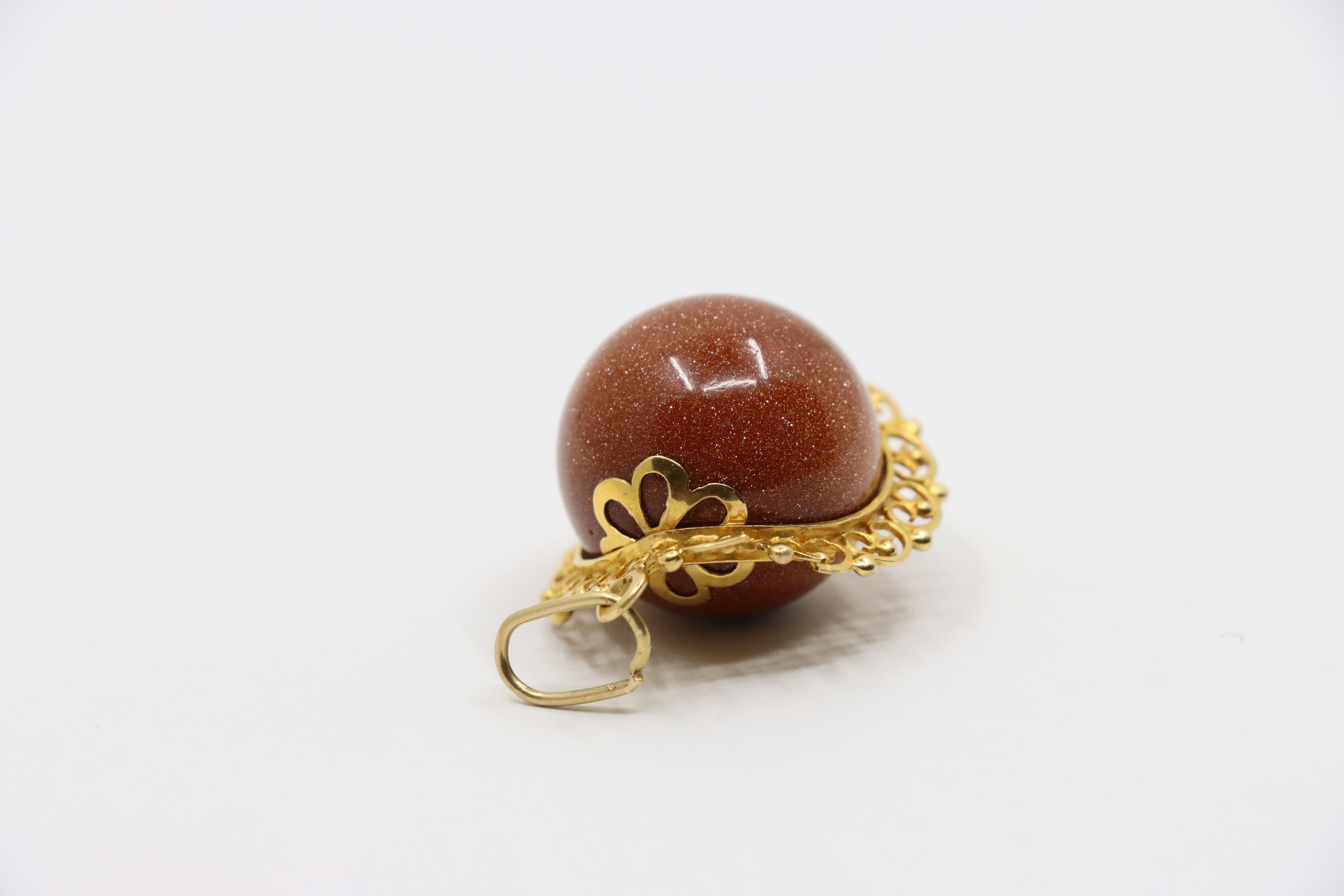 Ciondolo a forma di palla con cabochon in pietra d'oro d'epoca 18 carati in vendita 6