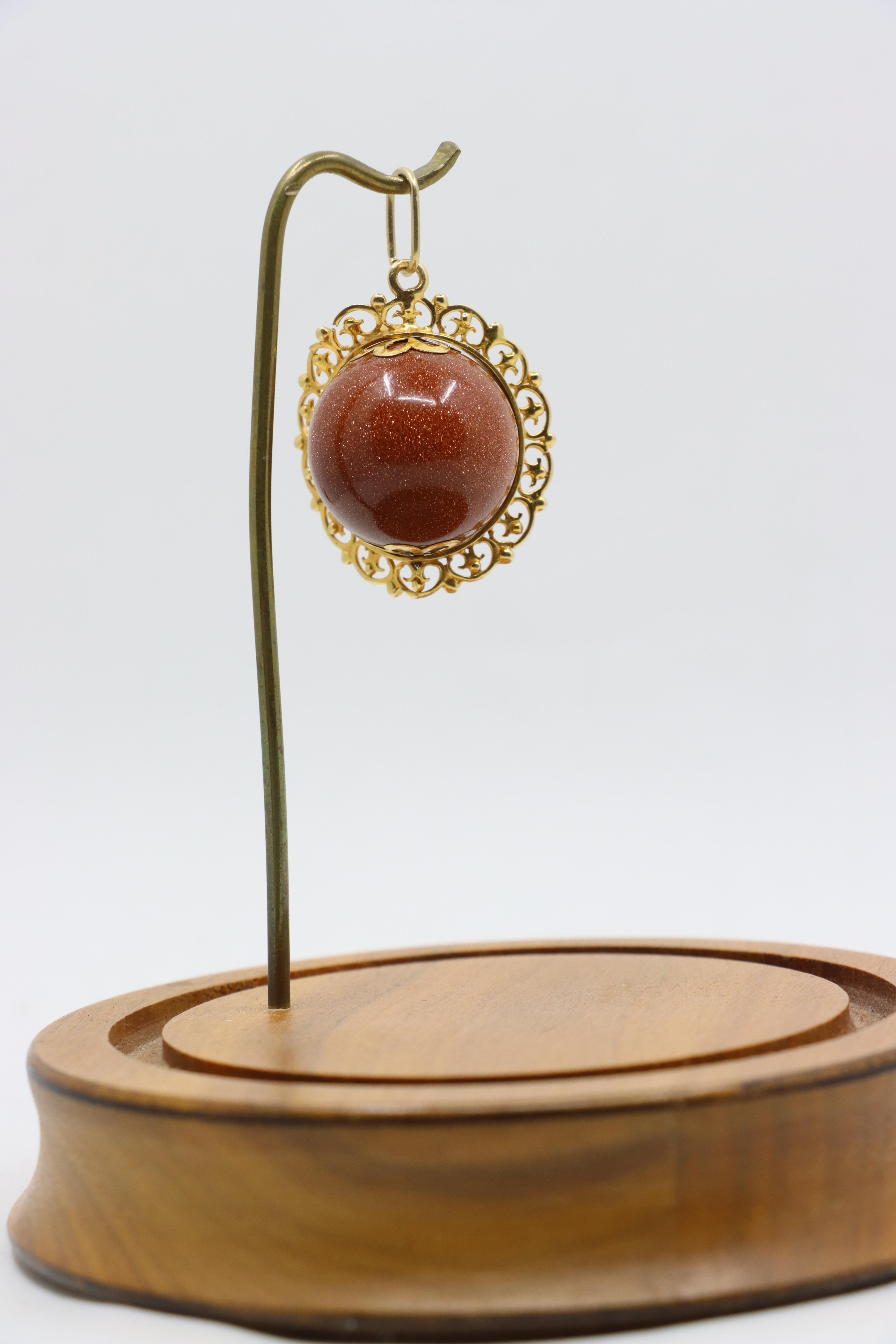 Ciondolo a forma di palla con cabochon in pietra d'oro d'epoca 18 carati In condizioni buone in vendita a Flushing, NY