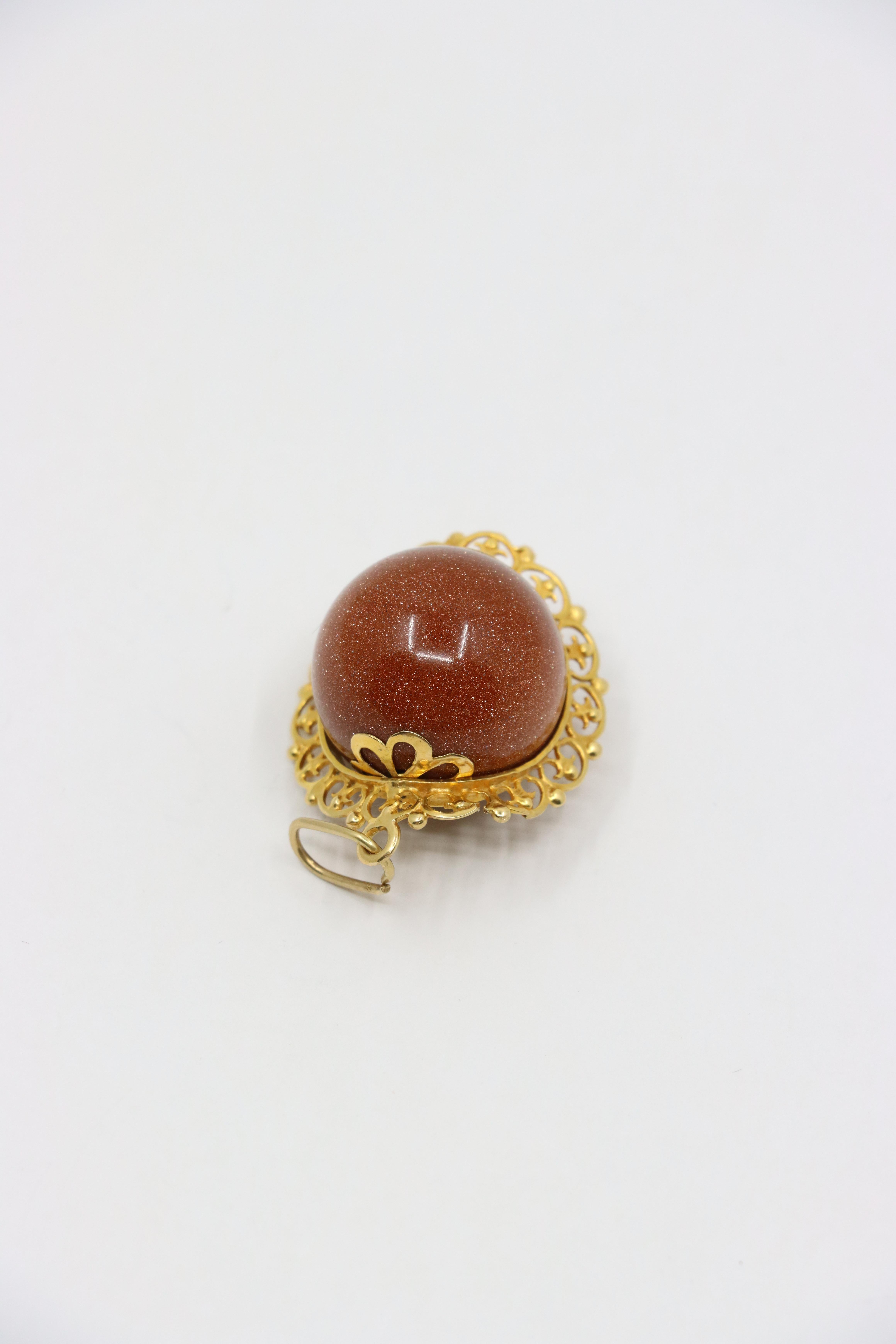 Ciondolo a forma di palla con cabochon in pietra d'oro d'epoca 18 carati in vendita 1