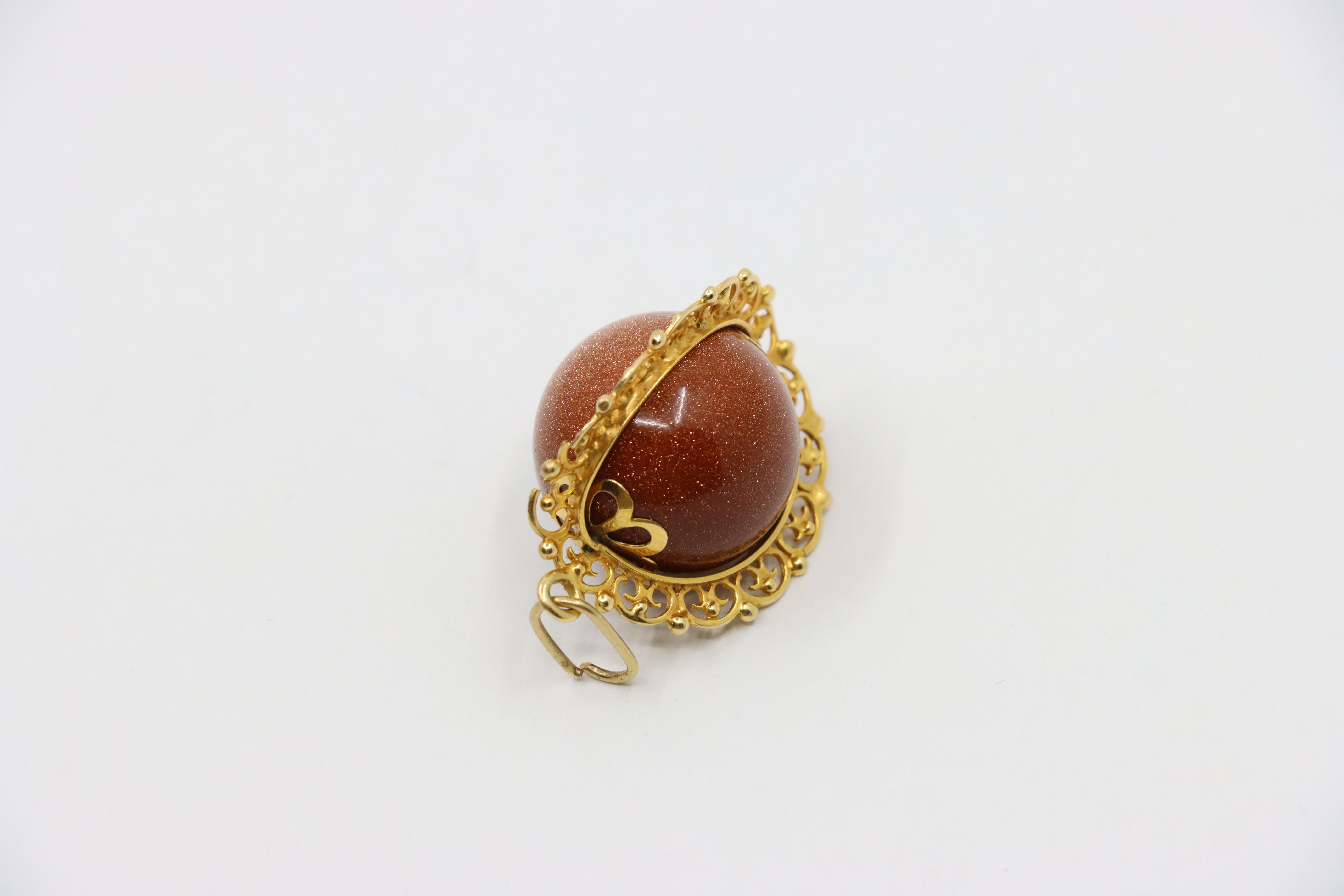 Ciondolo a forma di palla con cabochon in pietra d'oro d'epoca 18 carati in vendita 2