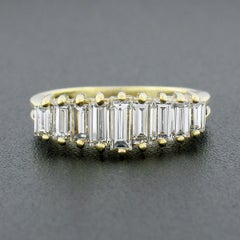 Vintage 18k Gold Graduating Straight Baguette Diamond Pyramid Wedding Band Ring
