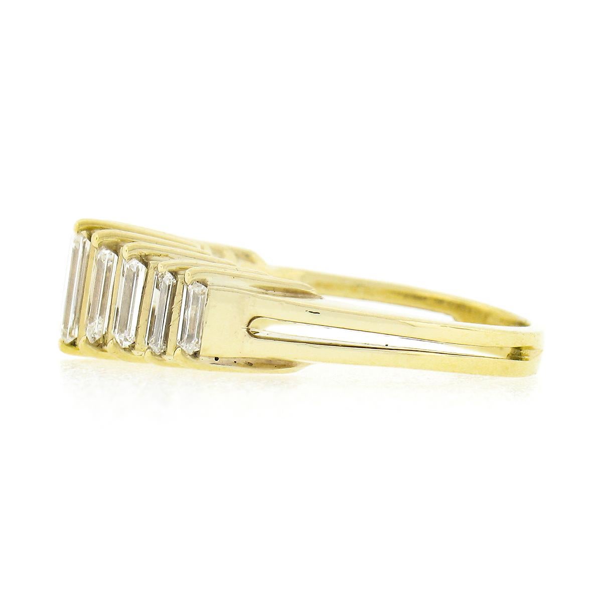 Vintage 18k Gold Graduating Straight Baguette Diamond Pyramid Wedding Band Ring In Good Condition For Sale In Montclair, NJ
