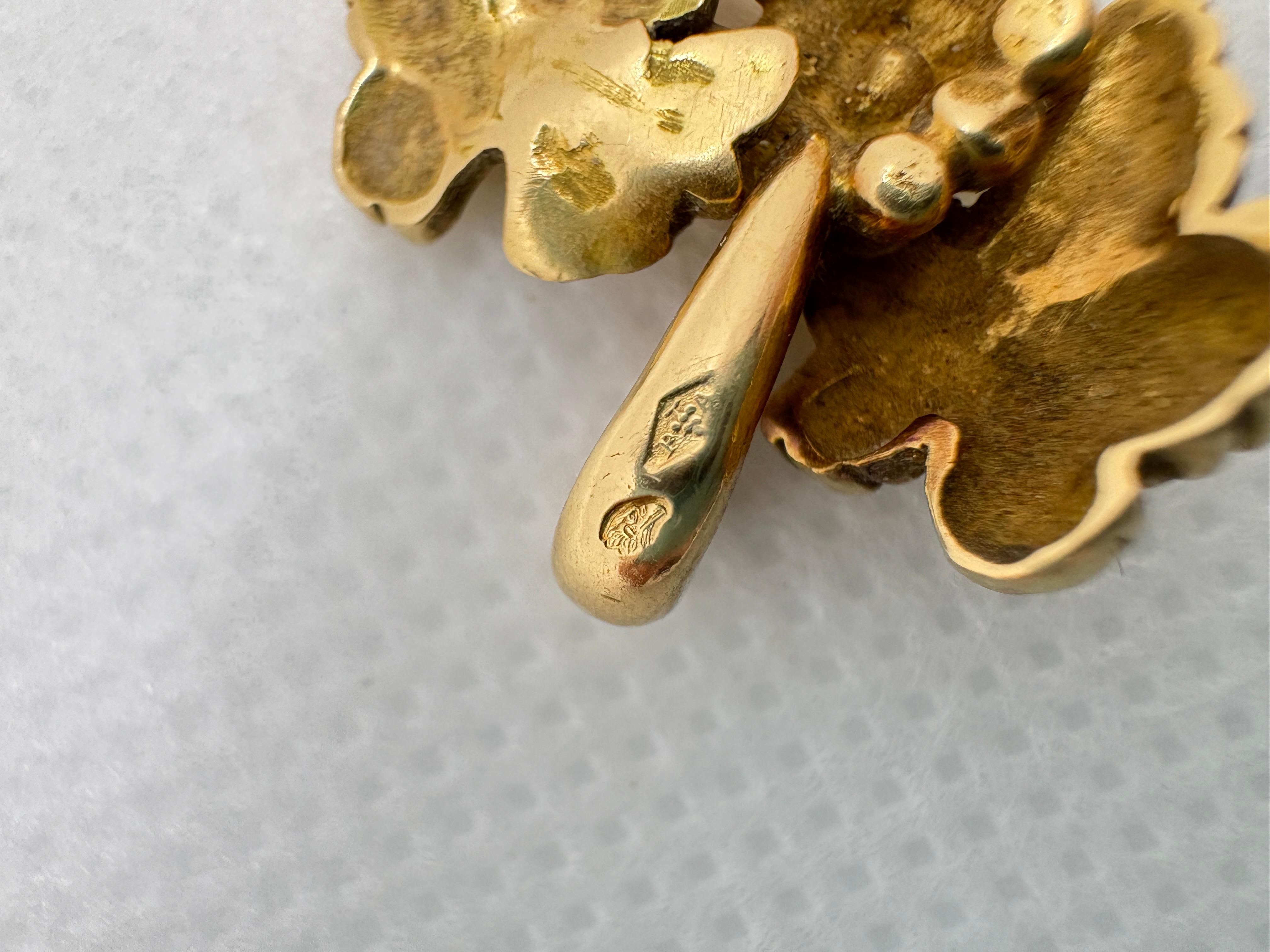 Ciondolo a grappolo d'uva d'epoca in oro 18k - Medaglia artigianale francese con motivo a foglie di vite In condizioni buone in vendita a BÉZIERS, FR