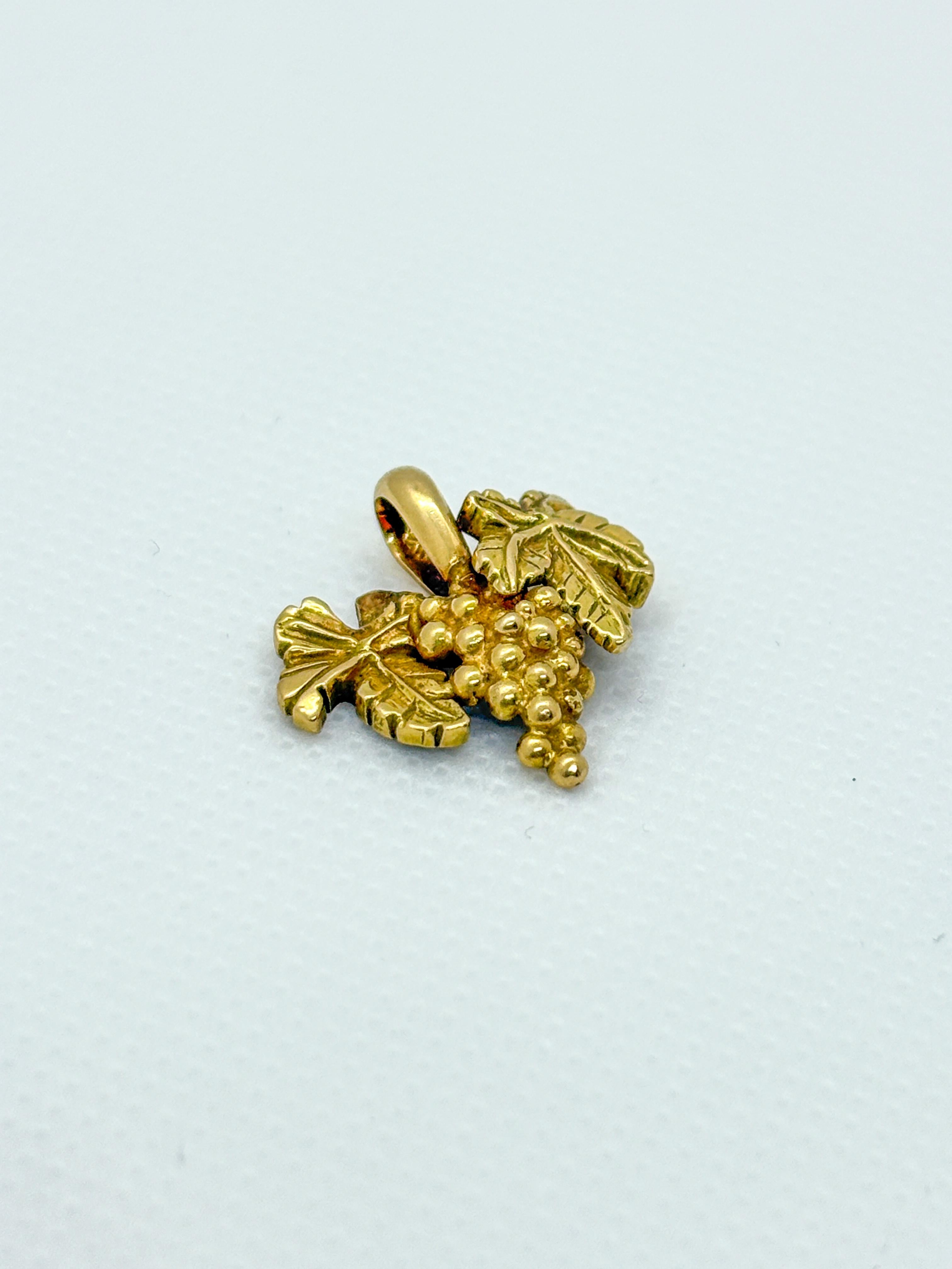da uomo o donna Ciondolo a grappolo d'uva d'epoca in oro 18k - Medaglia artigianale francese con motivo a foglie di vite in vendita