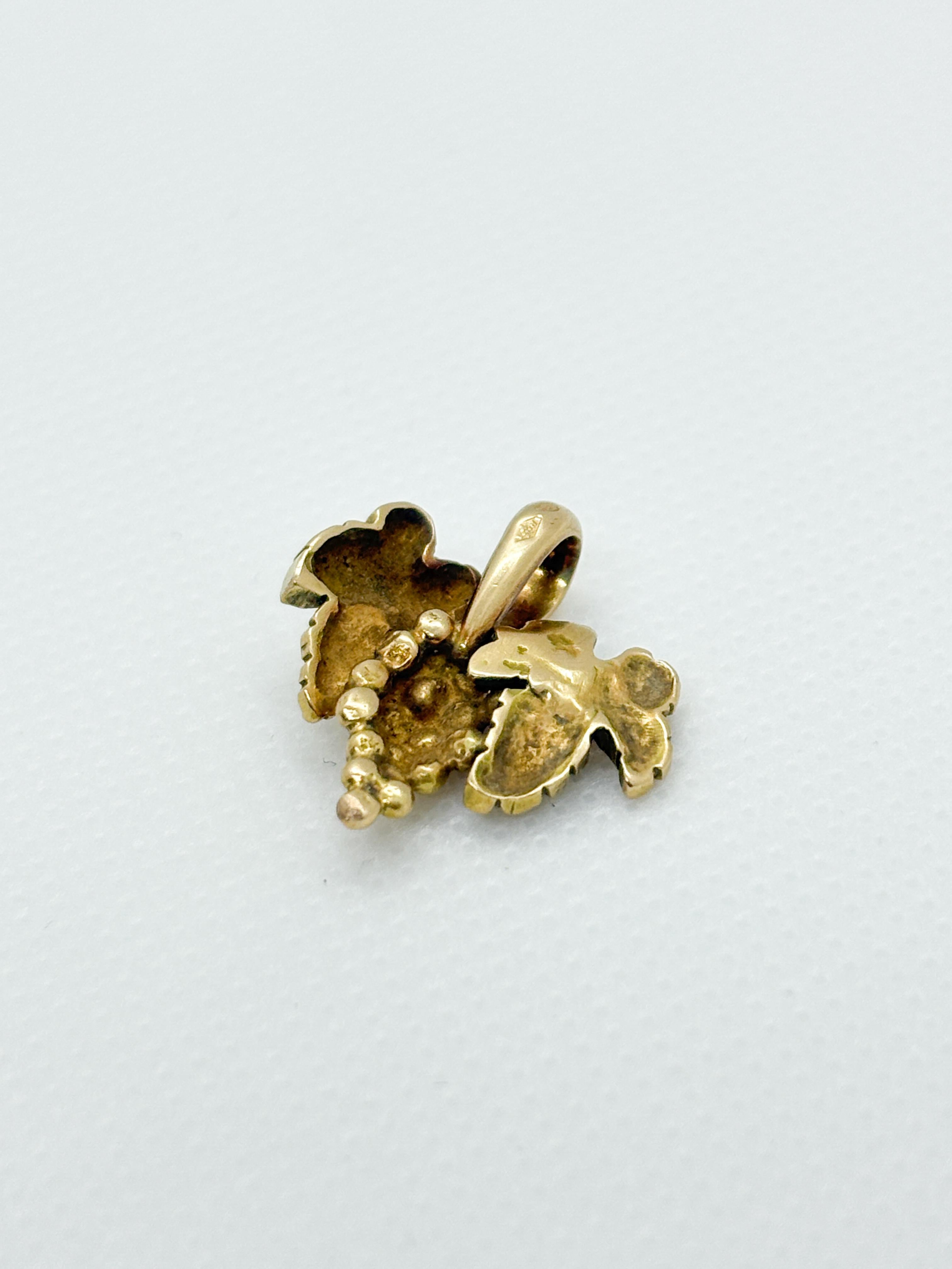 Ciondolo a grappolo d'uva d'epoca in oro 18k - Medaglia artigianale francese con motivo a foglie di vite in vendita 1