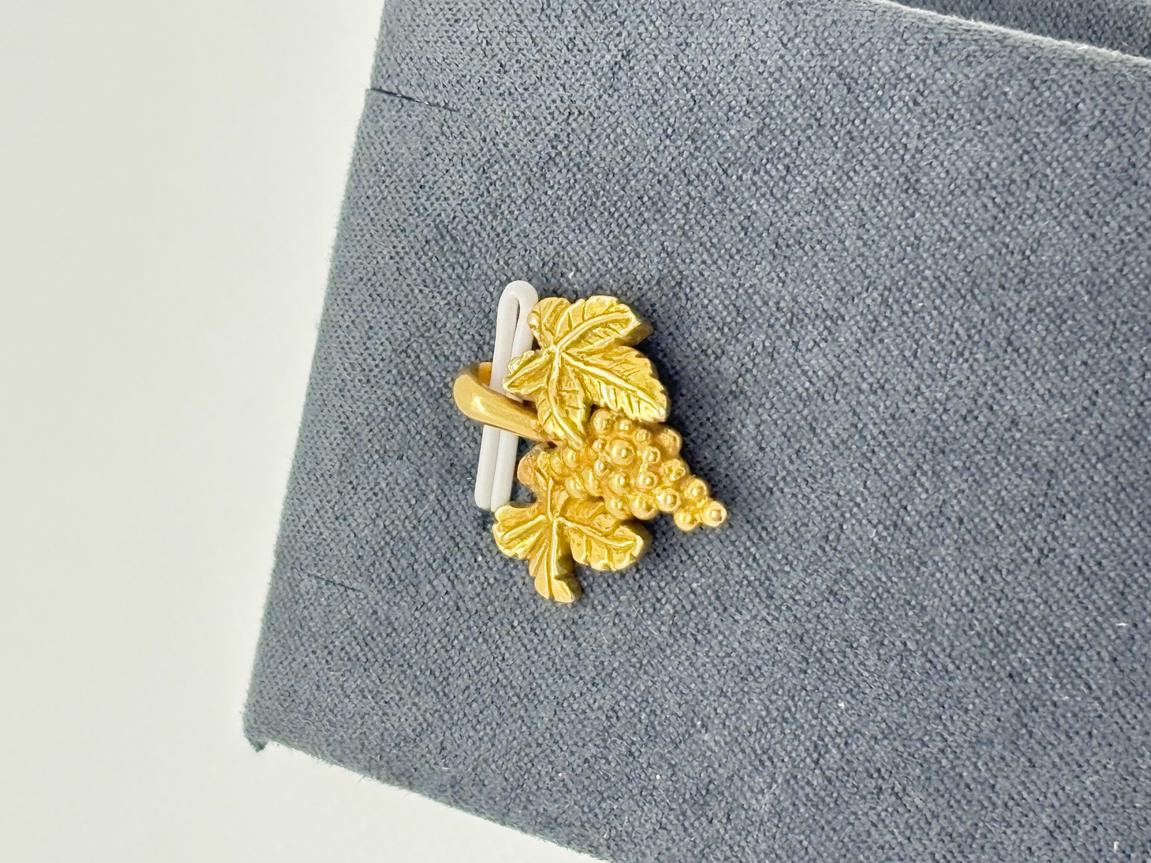 Ciondolo a grappolo d'uva d'epoca in oro 18k - Medaglia artigianale francese con motivo a foglie di vite in vendita 2