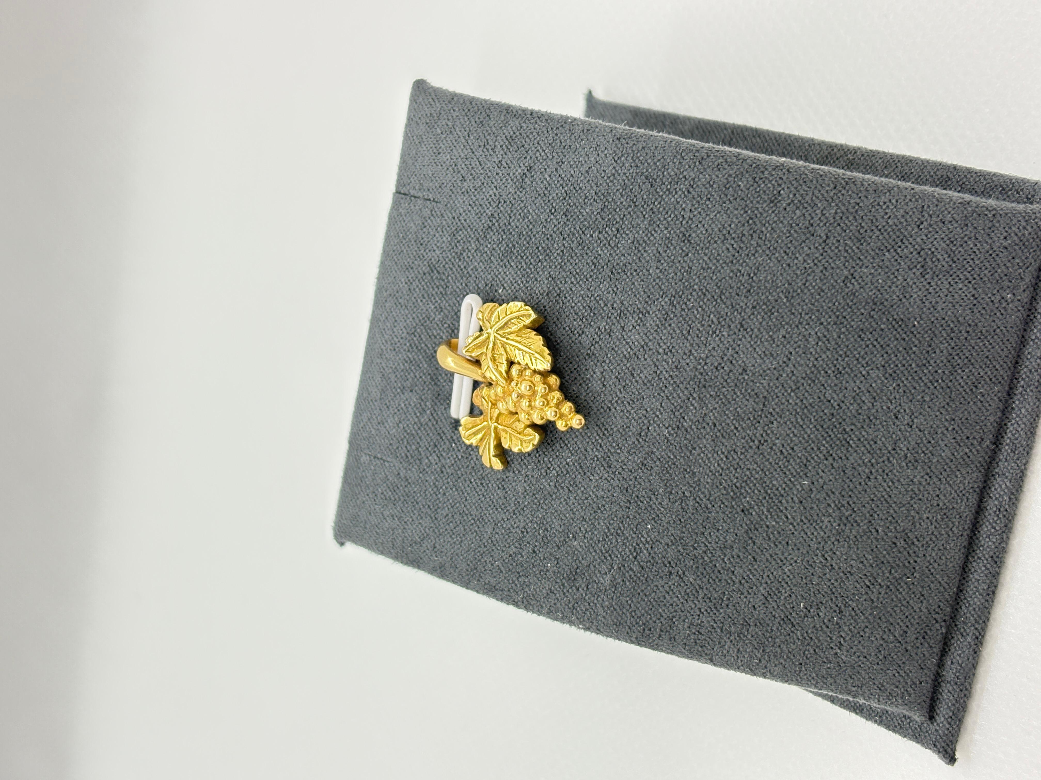Ciondolo a grappolo d'uva d'epoca in oro 18k - Medaglia artigianale francese con motivo a foglie di vite in vendita 3