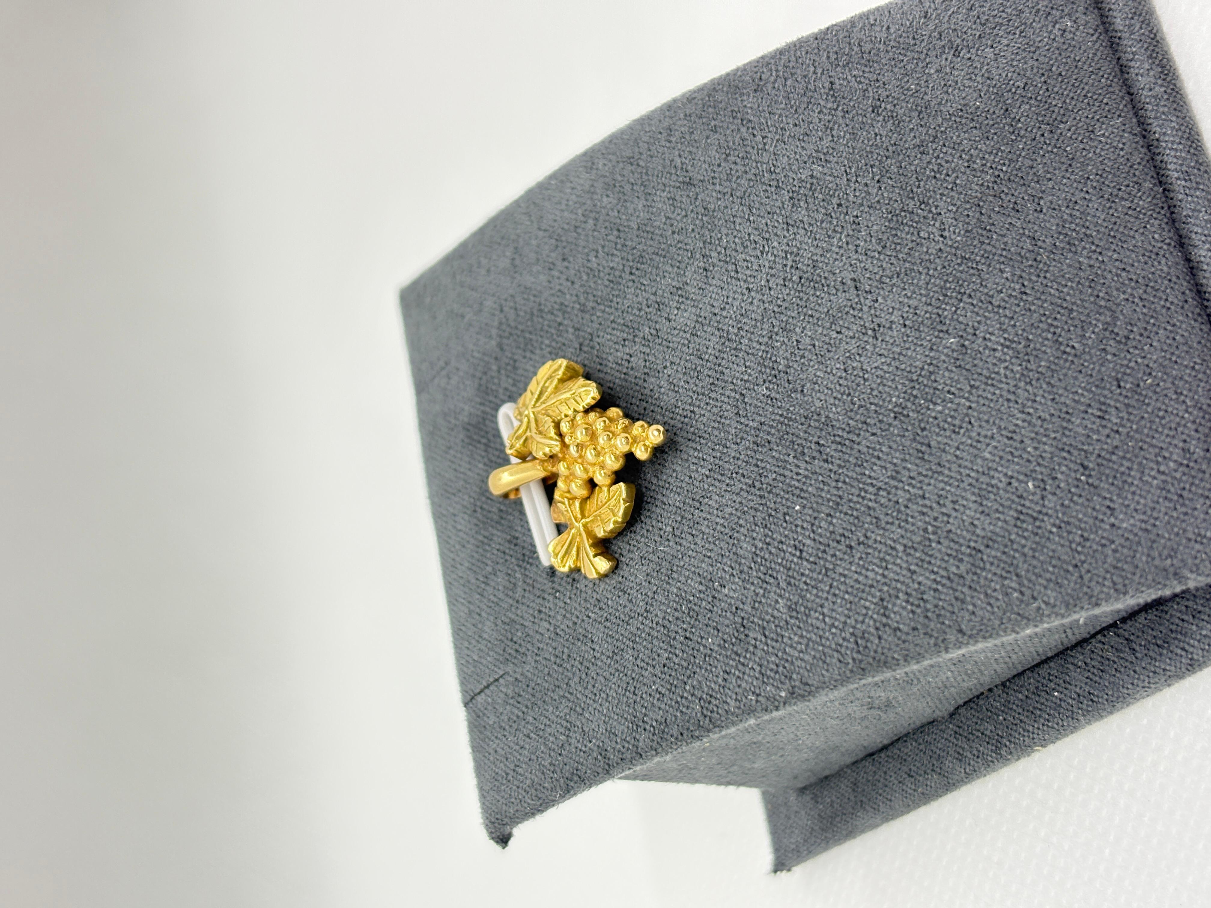 Ciondolo a grappolo d'uva d'epoca in oro 18k - Medaglia artigianale francese con motivo a foglie di vite in vendita 4