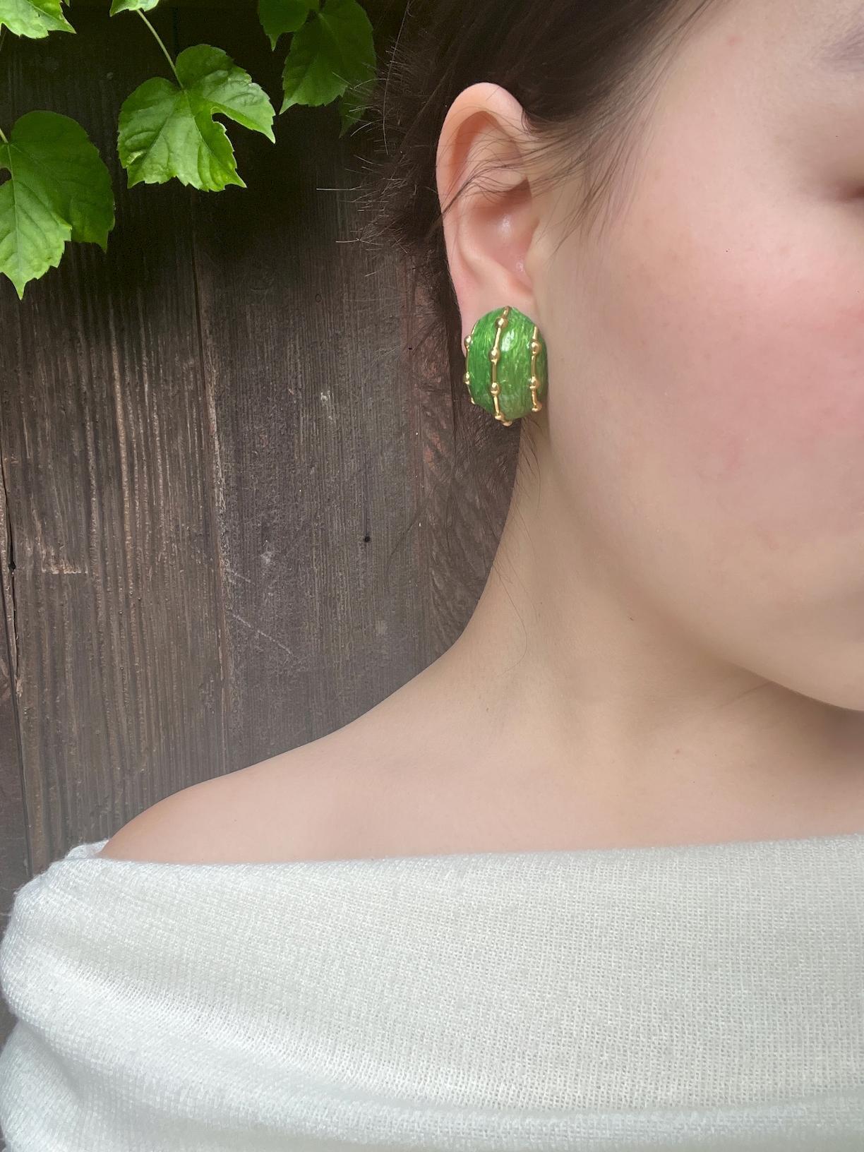 18K Gold Green Enamel Earrings

Marked on inner back - 18K KT
Back of Clip post was likely replaced as they are hand-engraved 14K


Approximate Dimensions:
3 cm (Length) 
2.1 cm (Width)
23.4 grams in weight.