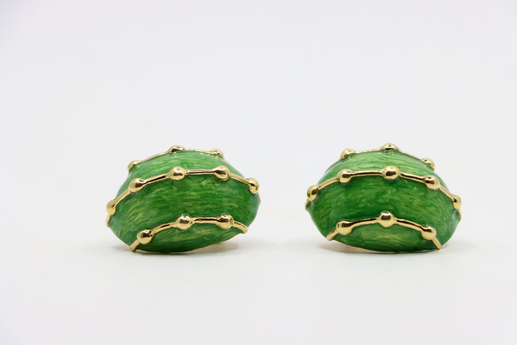 Vintage 18K Gold Green Enamel Earrings In Good Condition For Sale In Flushing, NY