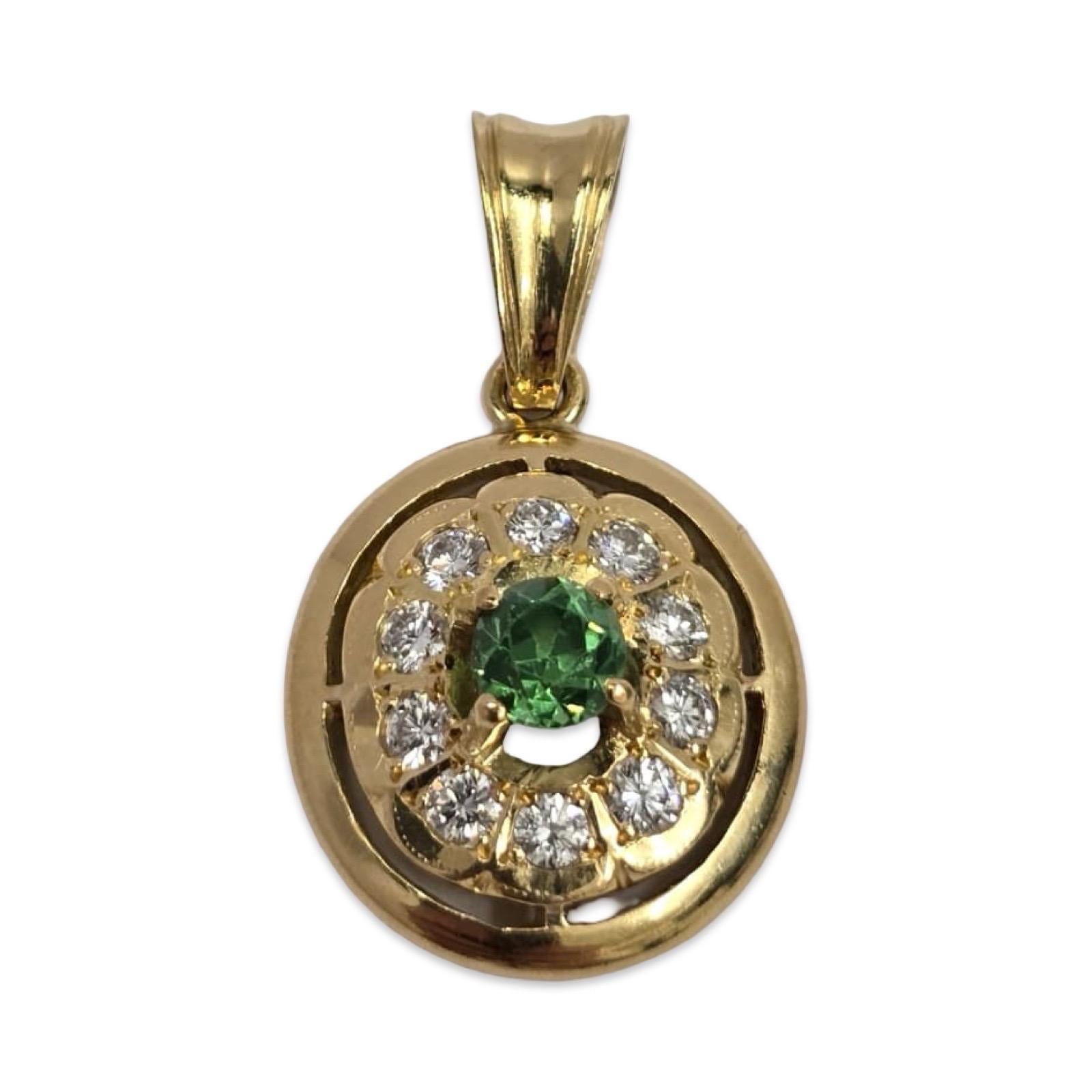 Ein wunderschön gearbeiteter Vintage 18K Gelbgold Halo-Anhänger, zentriert mit einem reichen 4,71mm grünen Edelstein (ca. 0,40ct), die Tests in der Smaragd/Turmalin-Bereich auf dem Präsidium. Das Herzstück ist in einer klassischen Zackenfassung