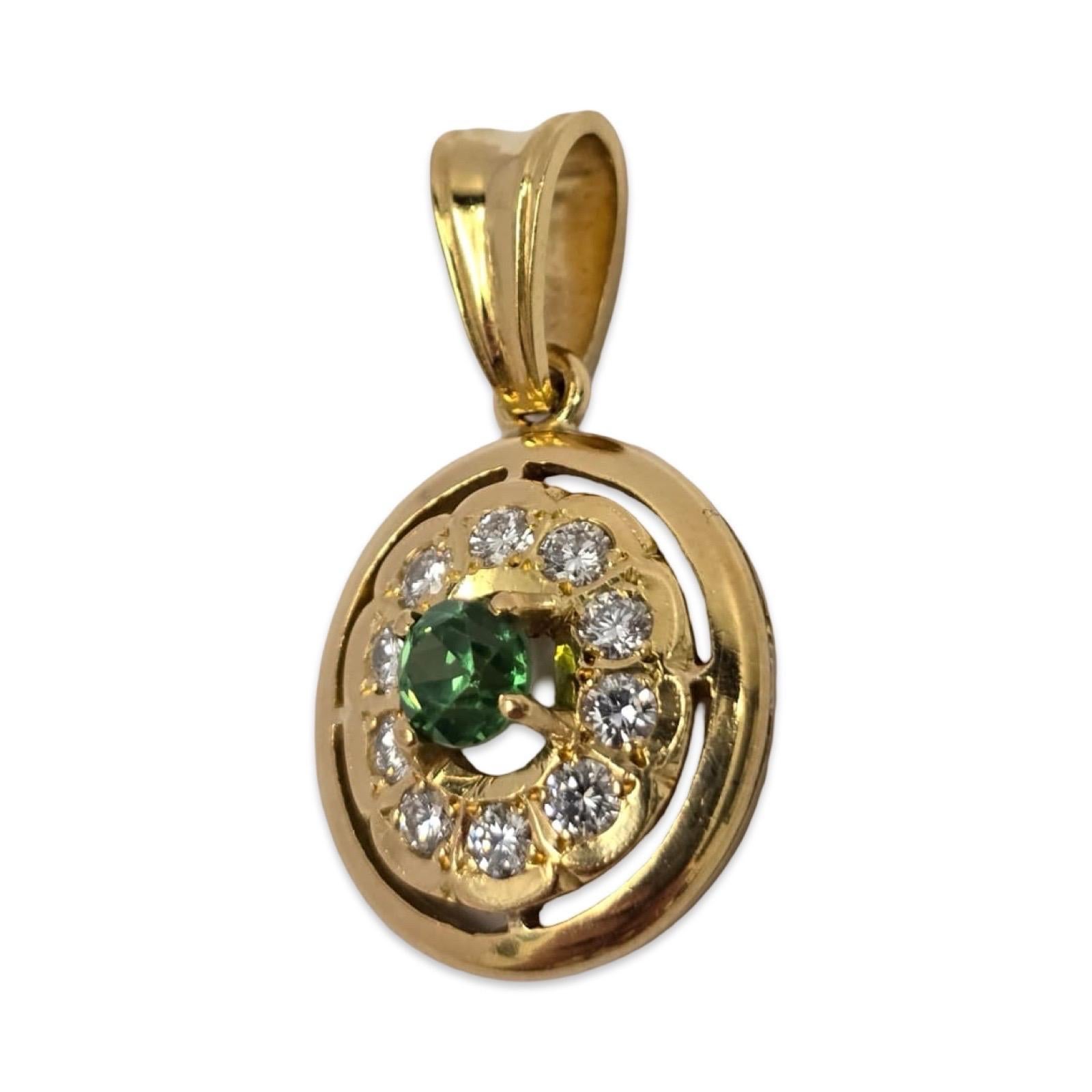 Vintage 18K Gold Halo-Anhänger mit grünem Edelstein-Center & Diamant-Cluster im Angebot 1