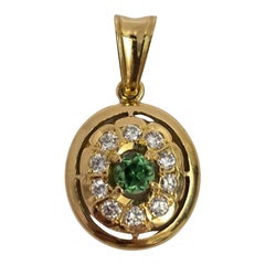 Ciondolo aureola in oro 18 carati vintage con centro di gemme verdi e cluster di diamanti