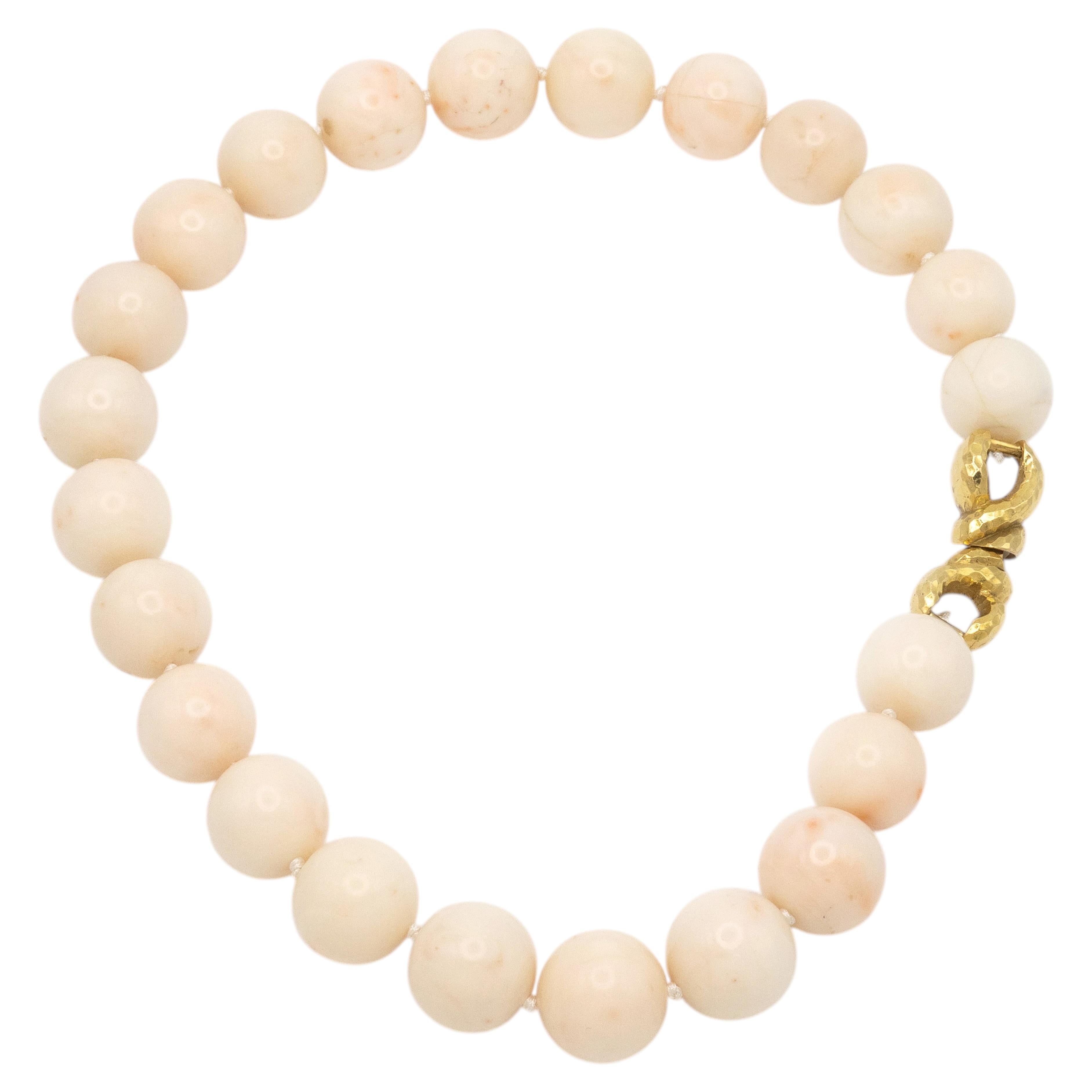 Collier vintage en or 18 carats avec fermoir martelé et grosse perle de corail « peau d'ange »